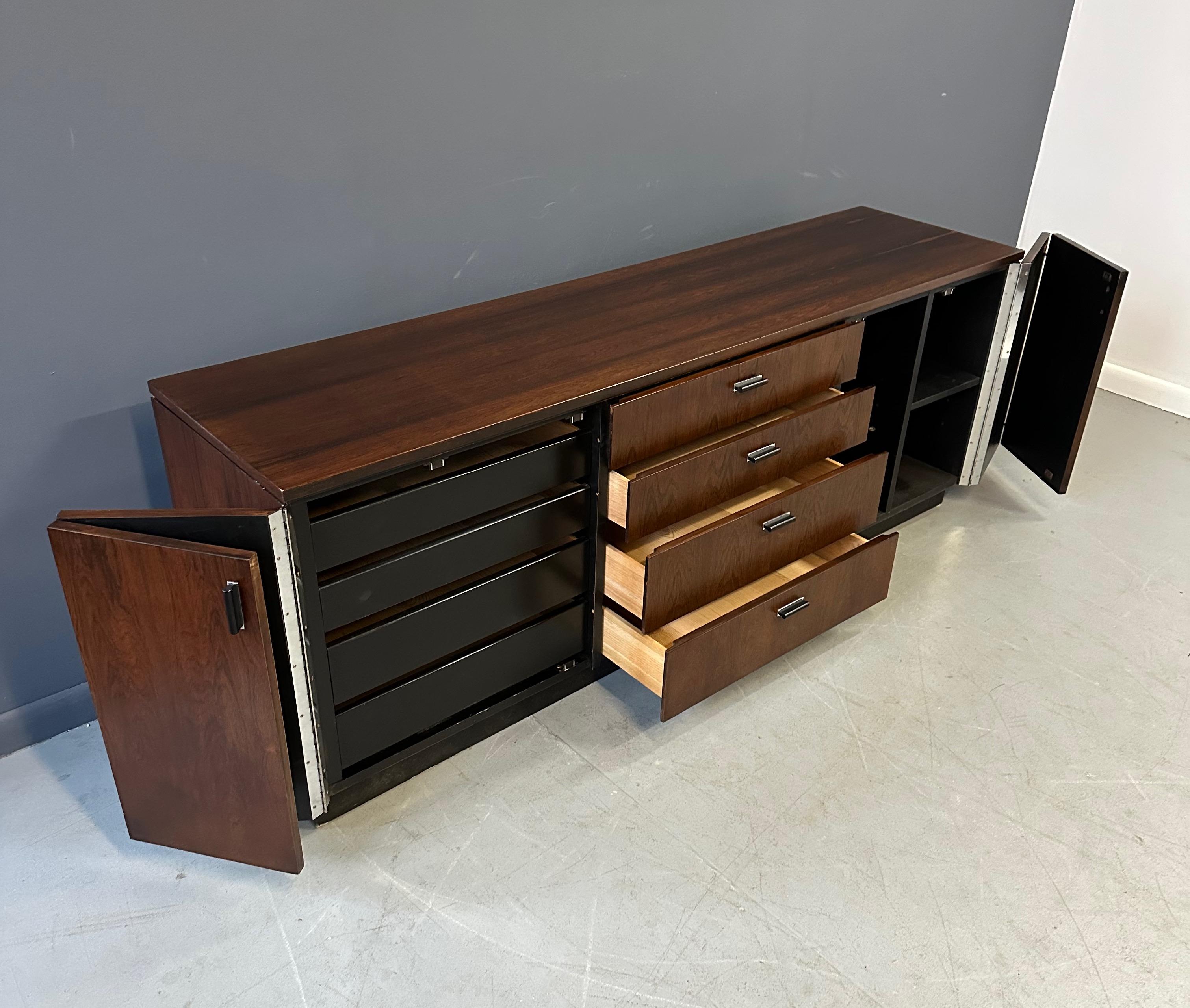 Credenza Founders in palissandro con cassetti e ripiani su una base a plinto nera in vendita 4