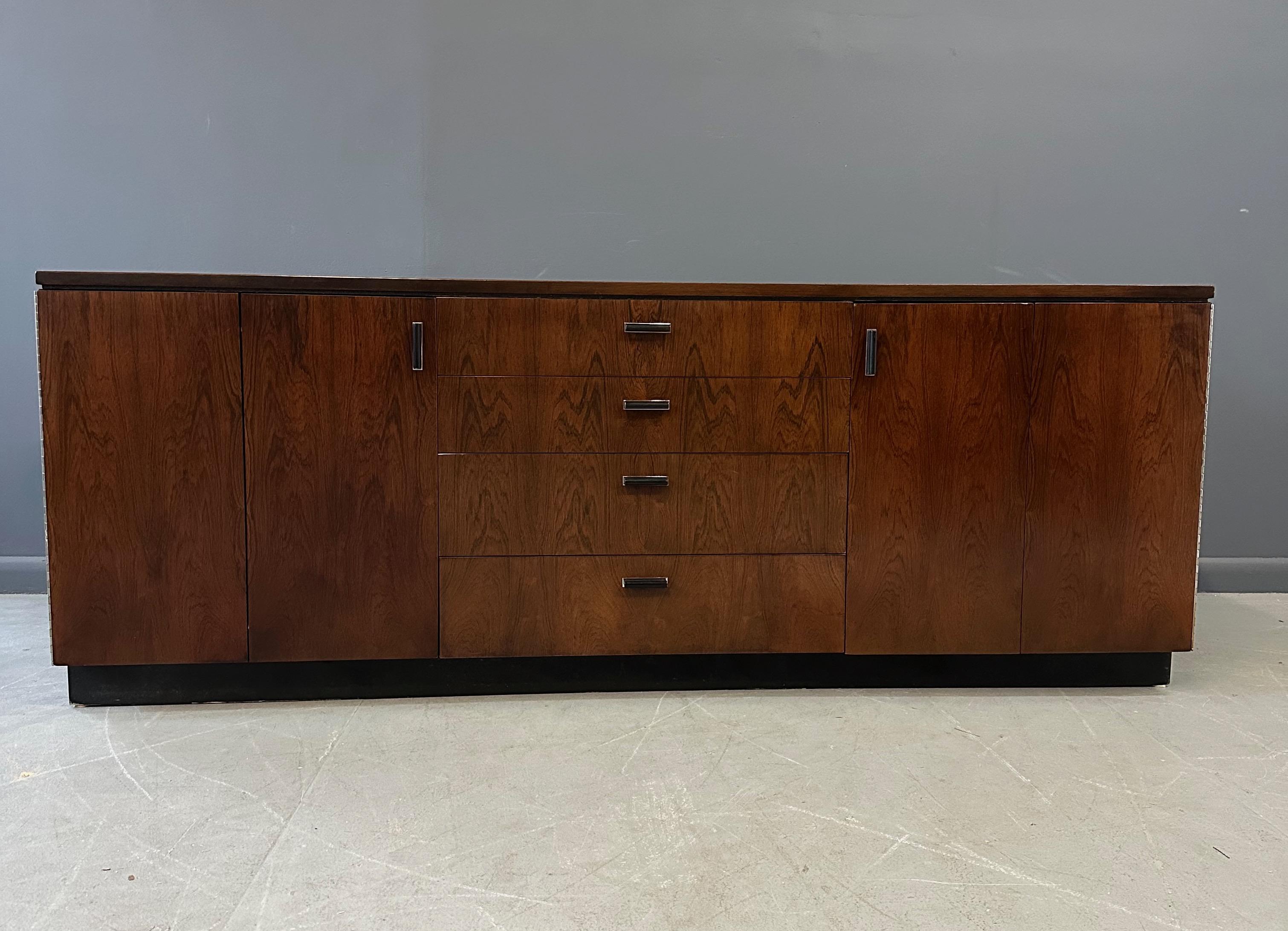 Mid-Century moderno Credenza Founders in palissandro con cassetti e ripiani su una base a plinto nera in vendita