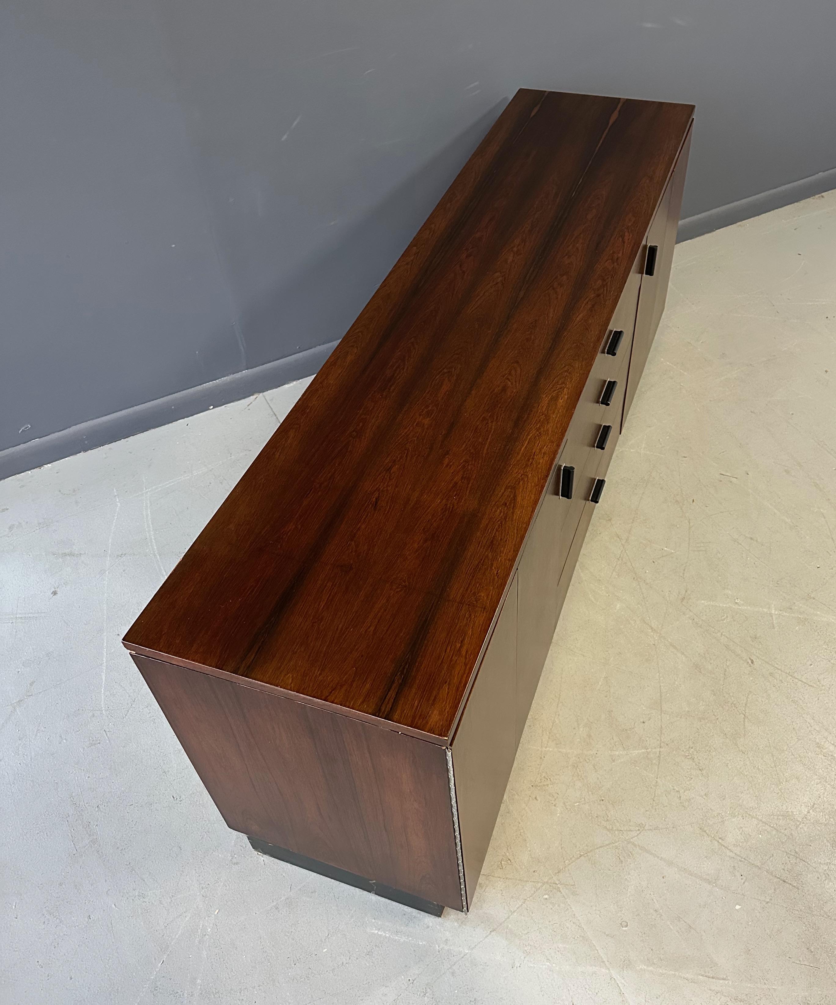 Nordamericano Credenza Founders in palissandro con cassetti e ripiani su una base a plinto nera in vendita