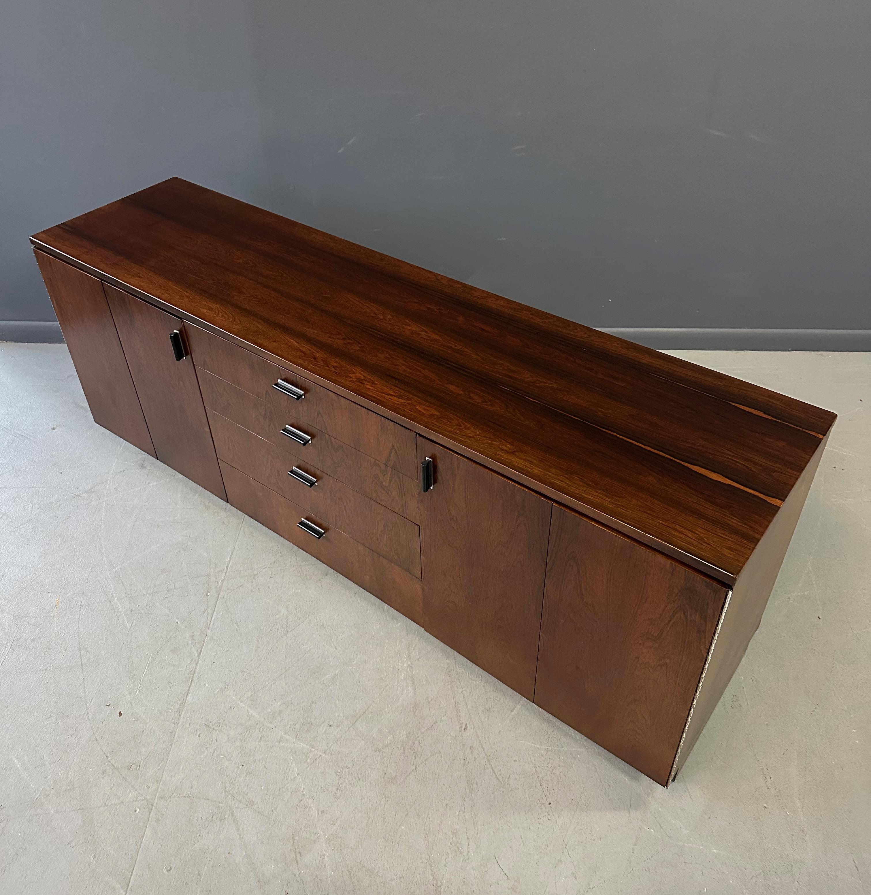 Credenza Founders in palissandro con cassetti e ripiani su una base a plinto nera In condizioni buone in vendita a Philadelphia, PA