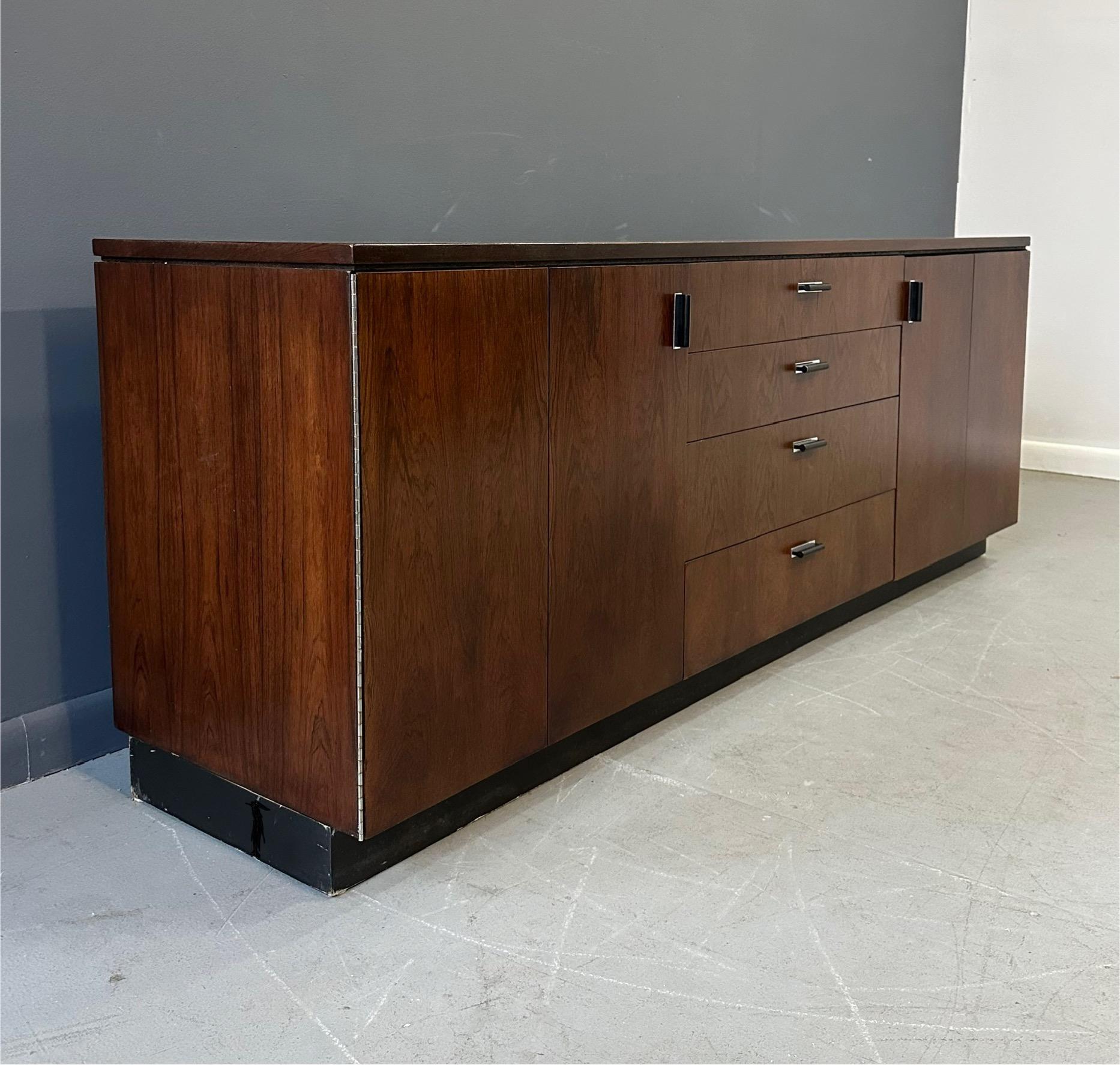XX secolo Credenza Founders in palissandro con cassetti e ripiani su una base a plinto nera in vendita