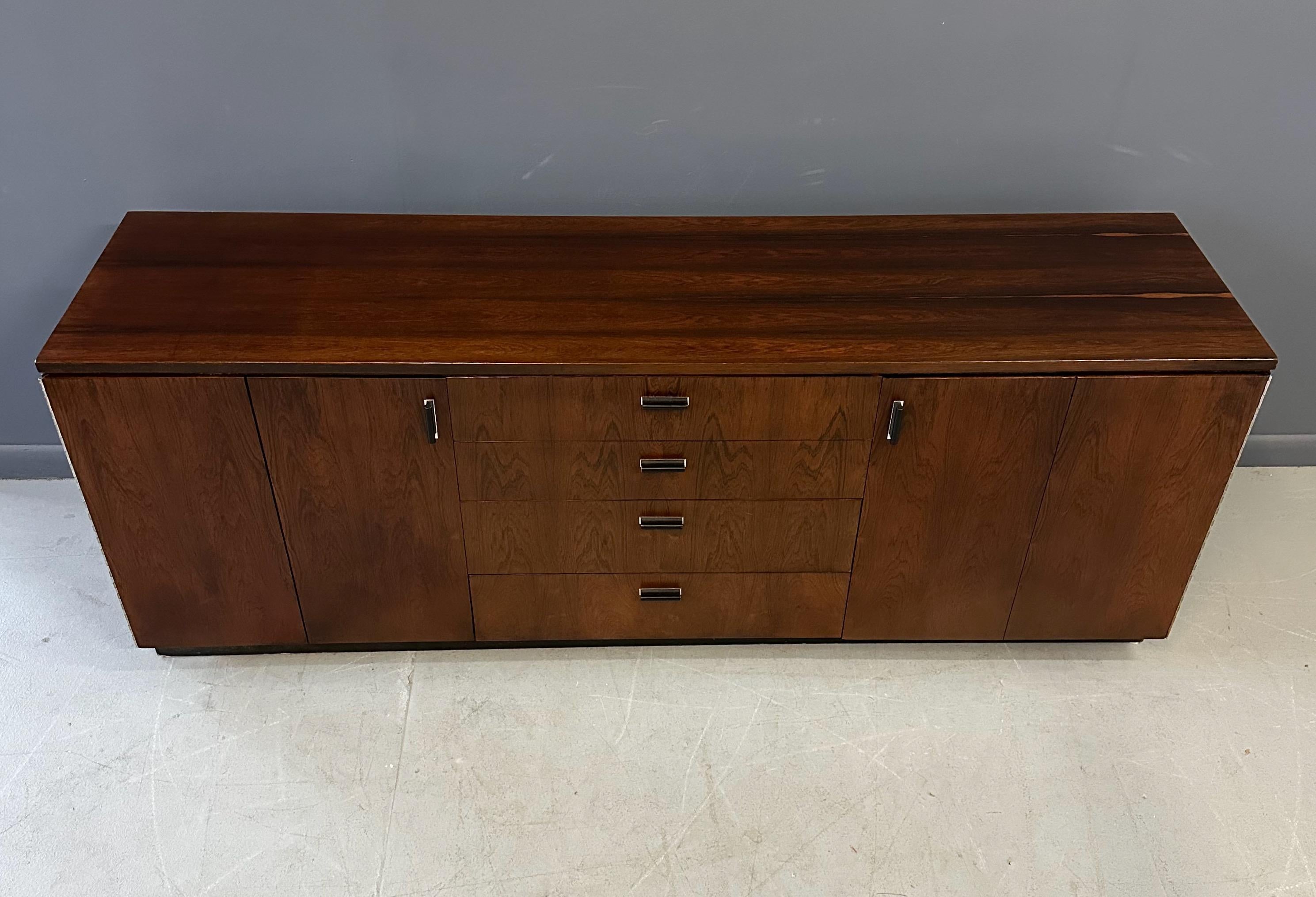 Palissandro Credenza Founders in palissandro con cassetti e ripiani su una base a plinto nera in vendita