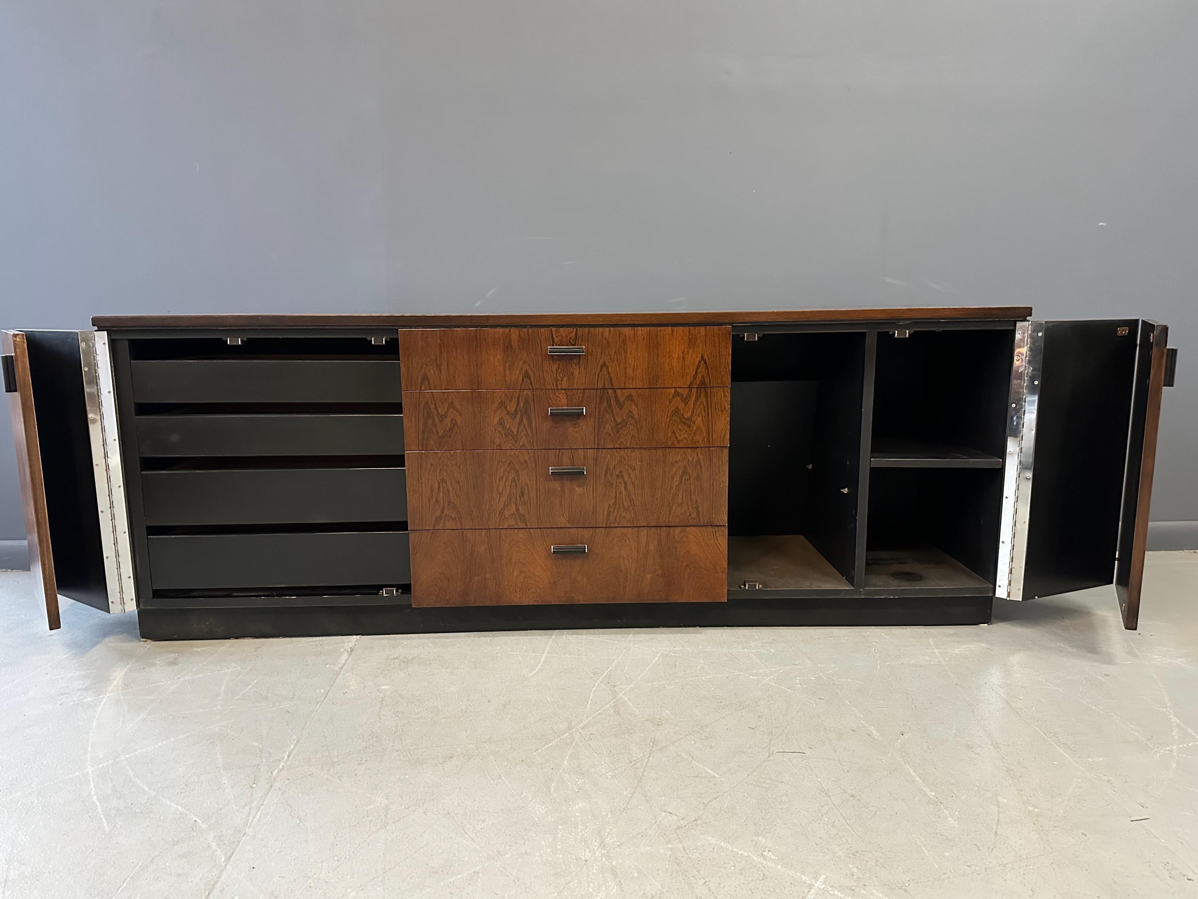Credenza Founders in palissandro con cassetti e ripiani su una base a plinto nera in vendita 1