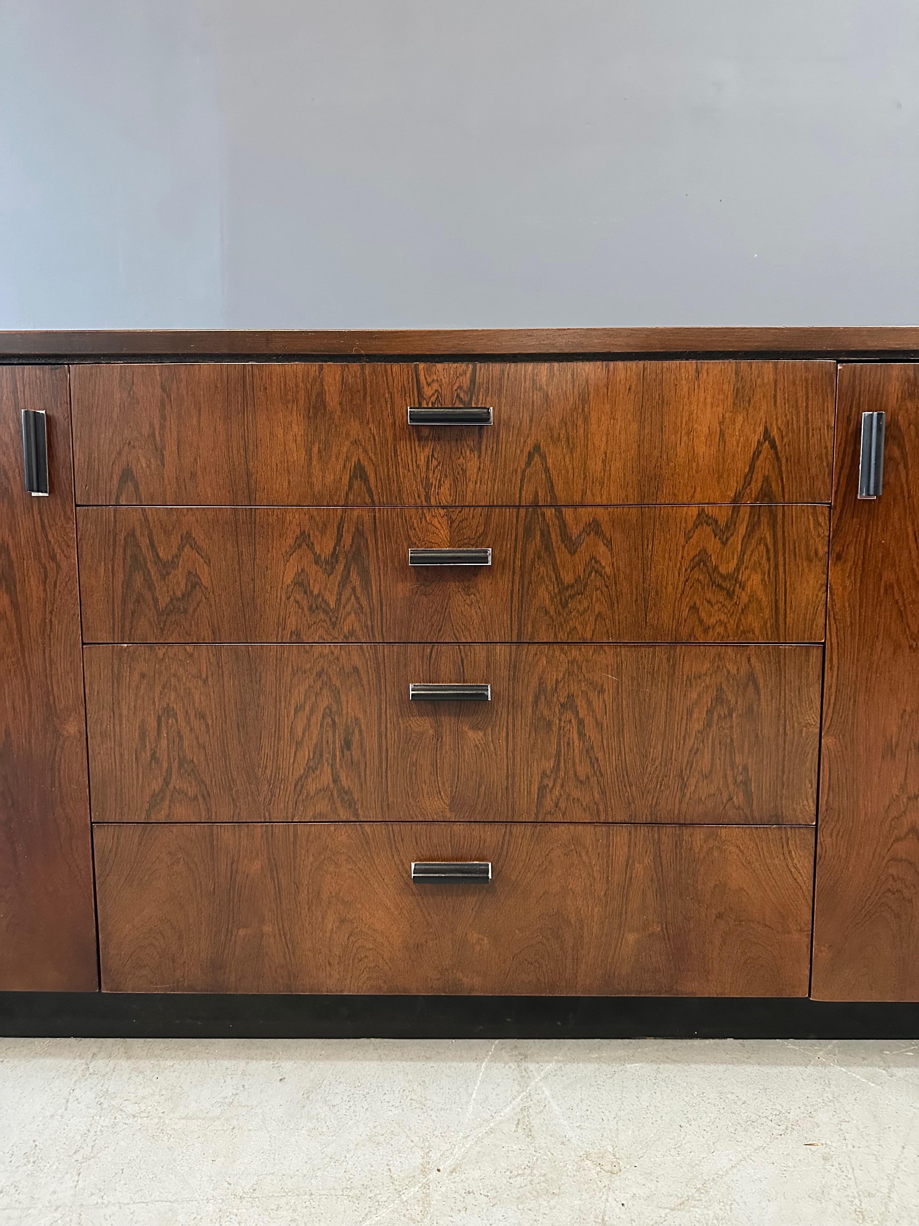 Credenza Founders in palissandro con cassetti e ripiani su una base a plinto nera in vendita 2