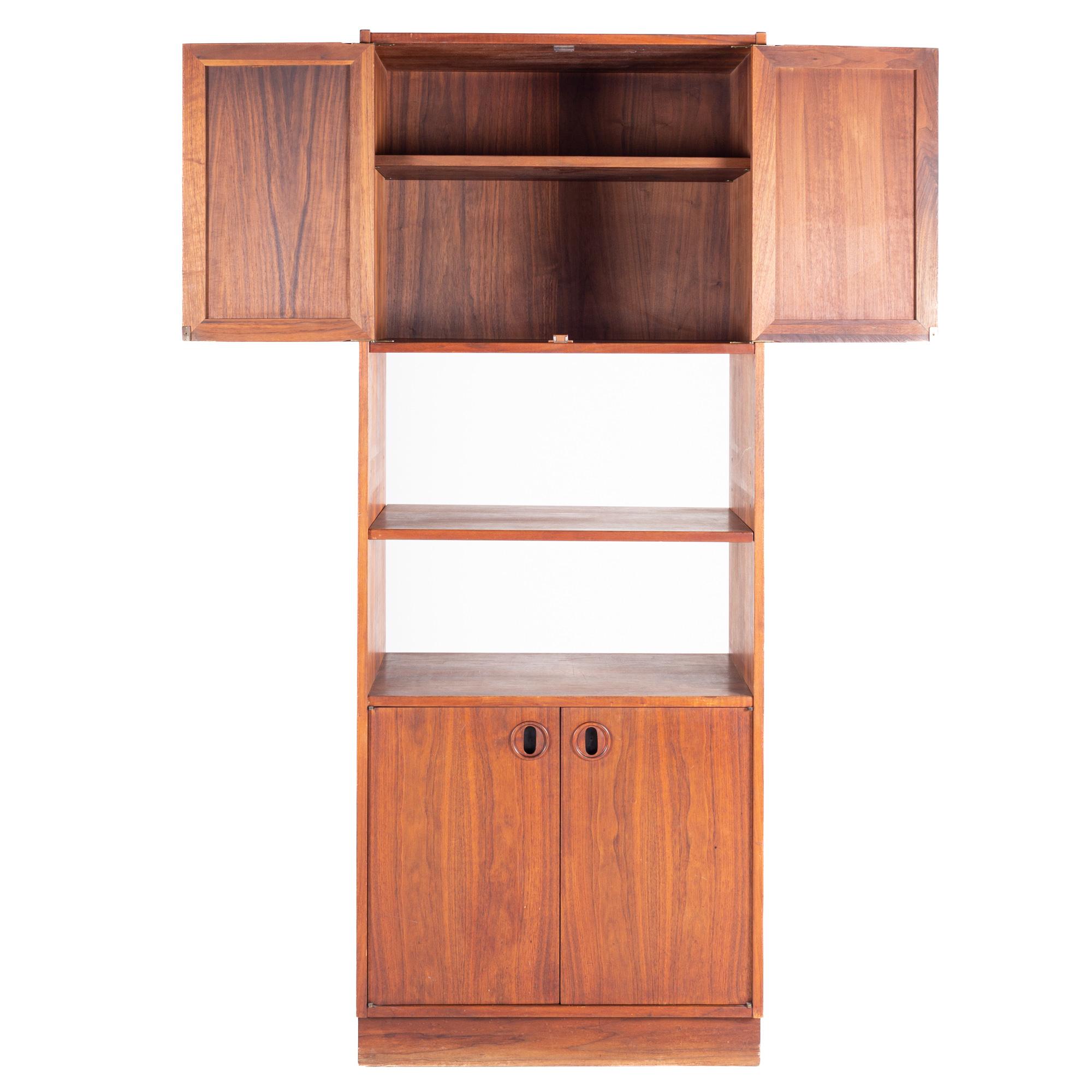 Mid-Century Modern Founders Style Mid Century Walnut and Cane Display Shelf For Sale
