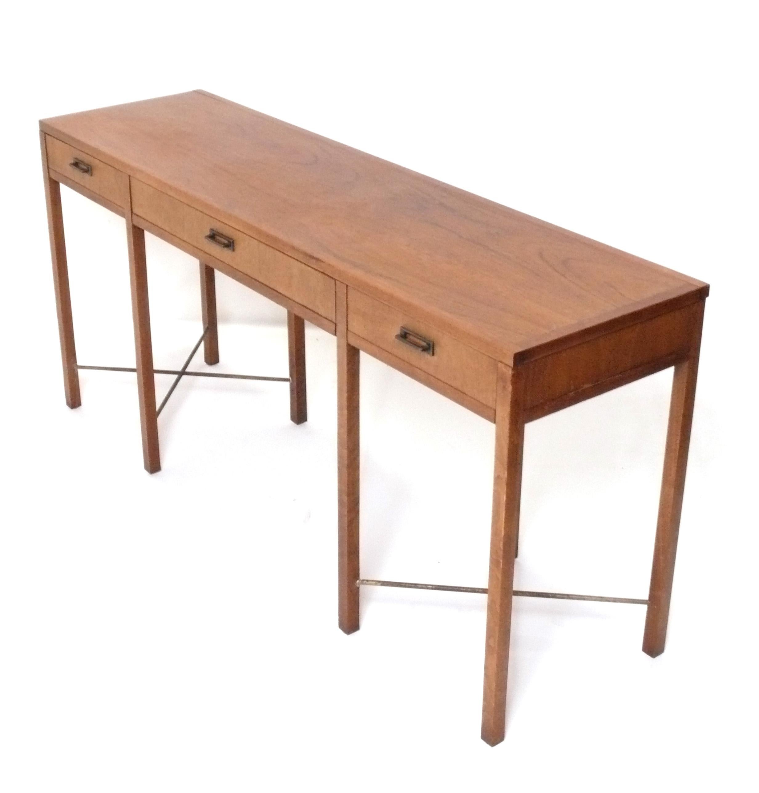 Mid-Century Modern Table console à base en X en noyer et laiton Founders Mid Century Modern Refinished en vente