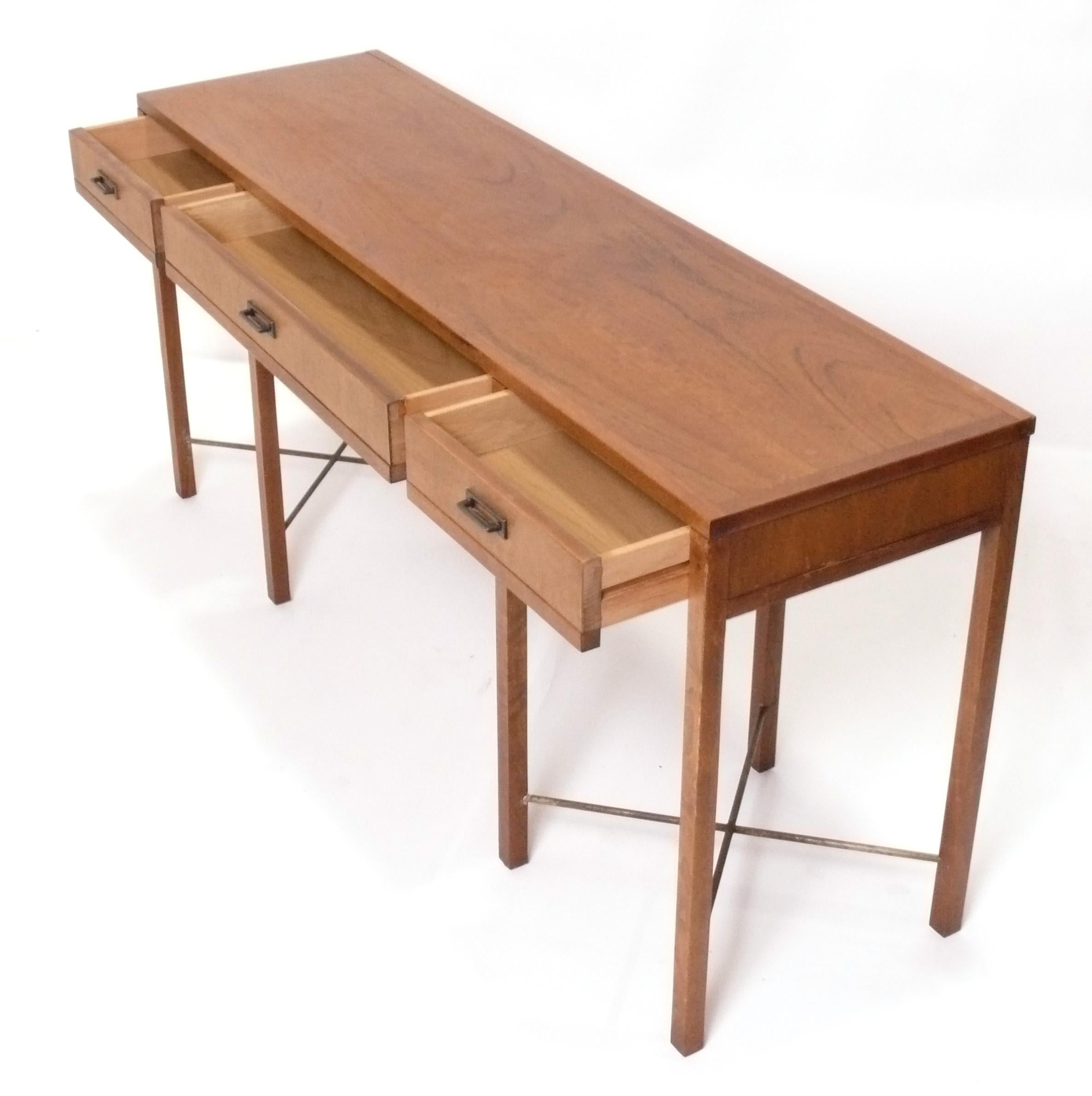 Américain Table console à base en X en noyer et laiton Founders Mid Century Modern Refinished en vente
