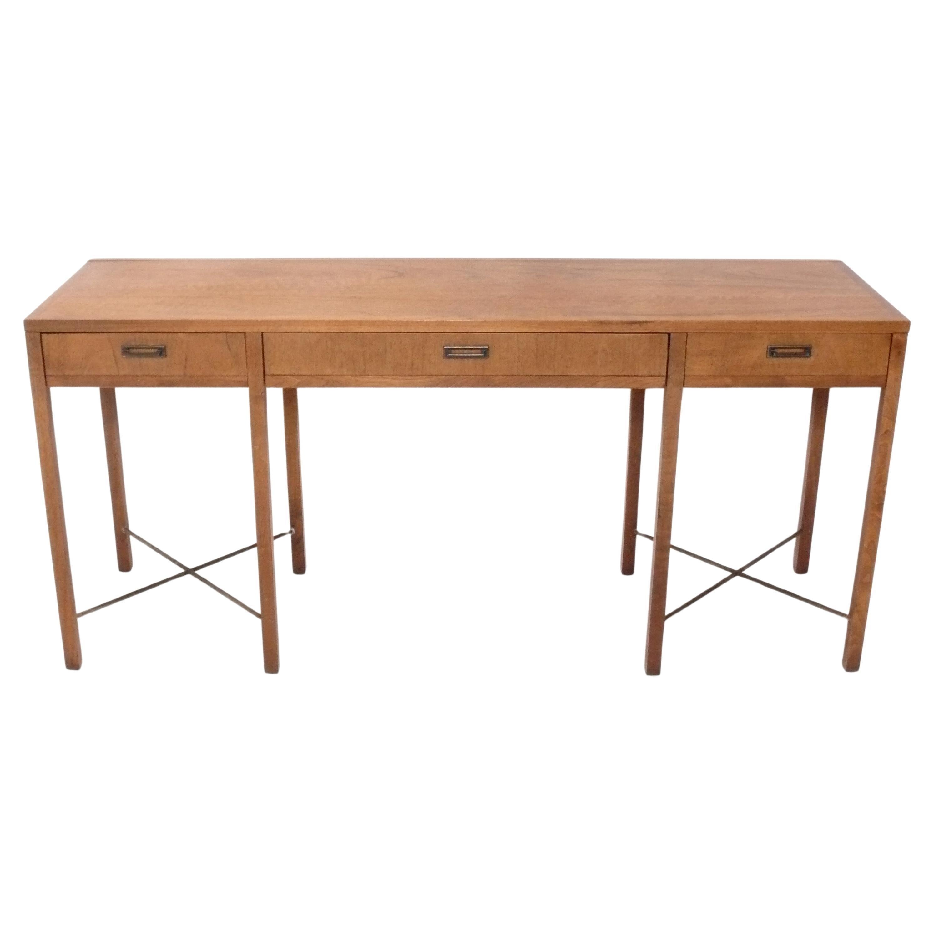Table console à base en X en noyer et laiton Founders Mid Century Modern Refinished en vente