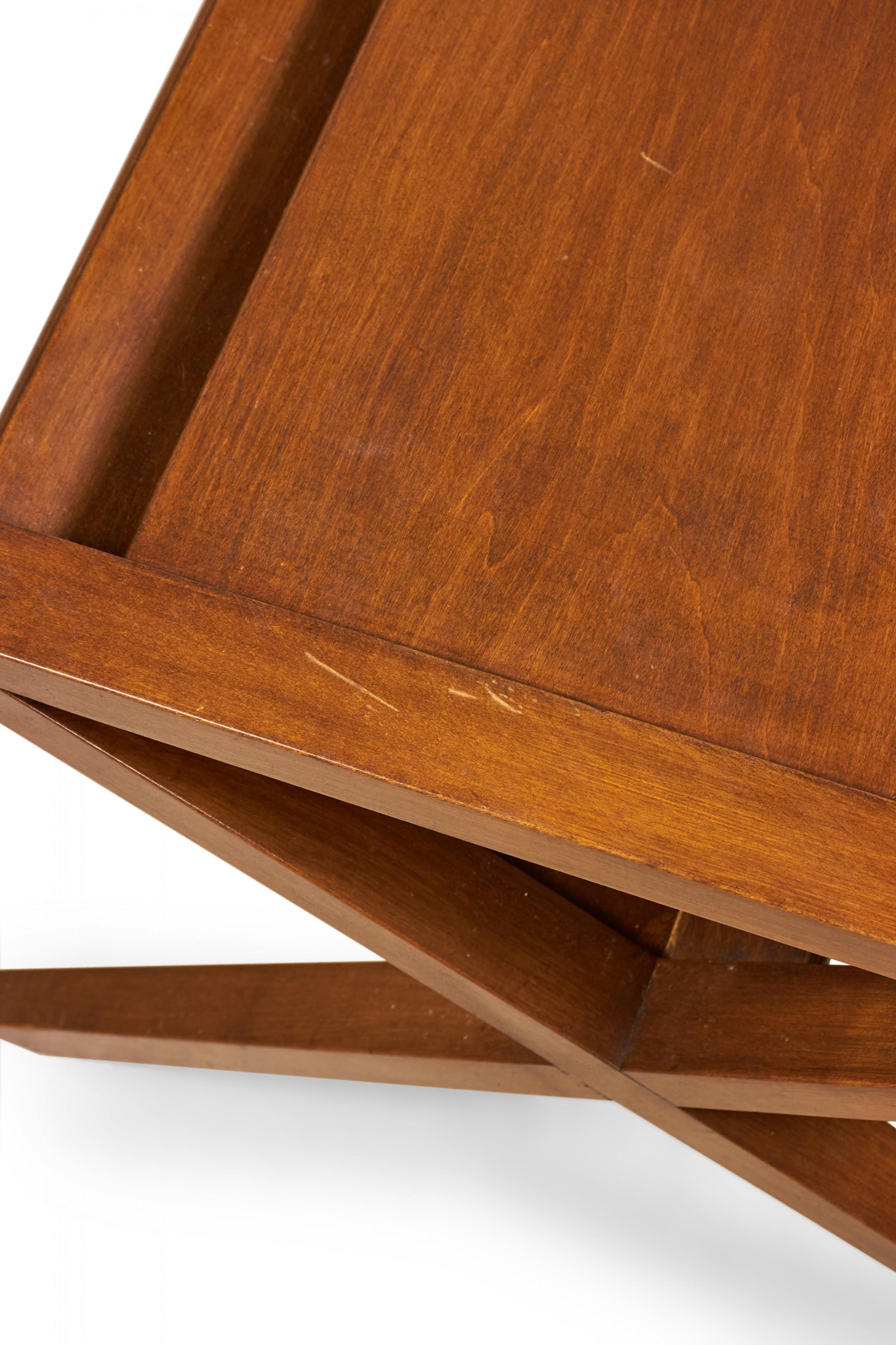 Table basse/table de cocktail Founders à cadre en X avec étagère pour magazines en vente 3