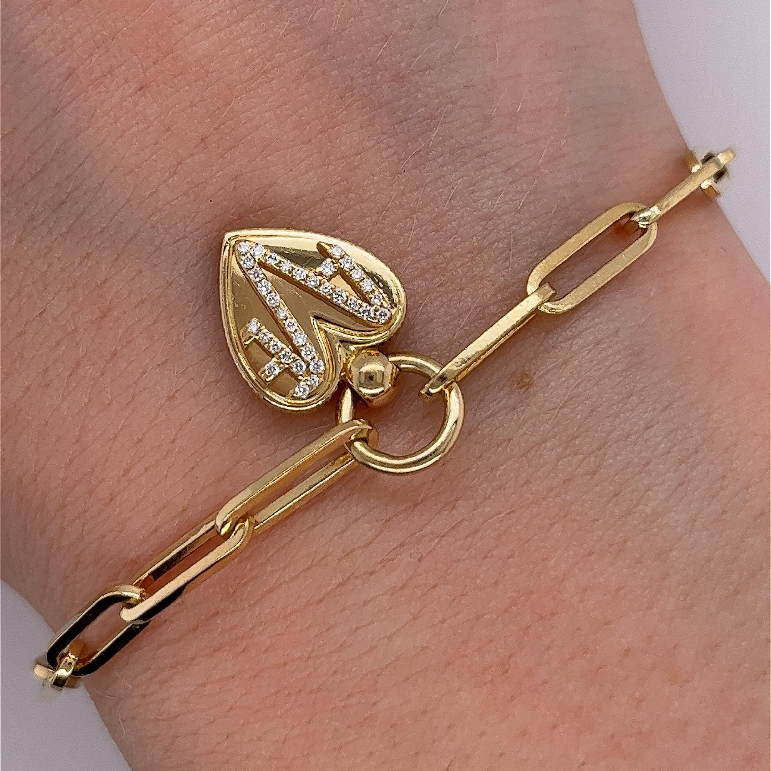 Werten Sie Ihre Schmucksammlung mit dem exquisiten Foundrae Armband aus 18 Karat Gelbgold mit Diamanten auf, das mit einem charmanten herzförmigen Charme mit Diamanten verziert ist. Dieses luxuriöse Schmuckstück verbindet die zeitlose Eleganz von