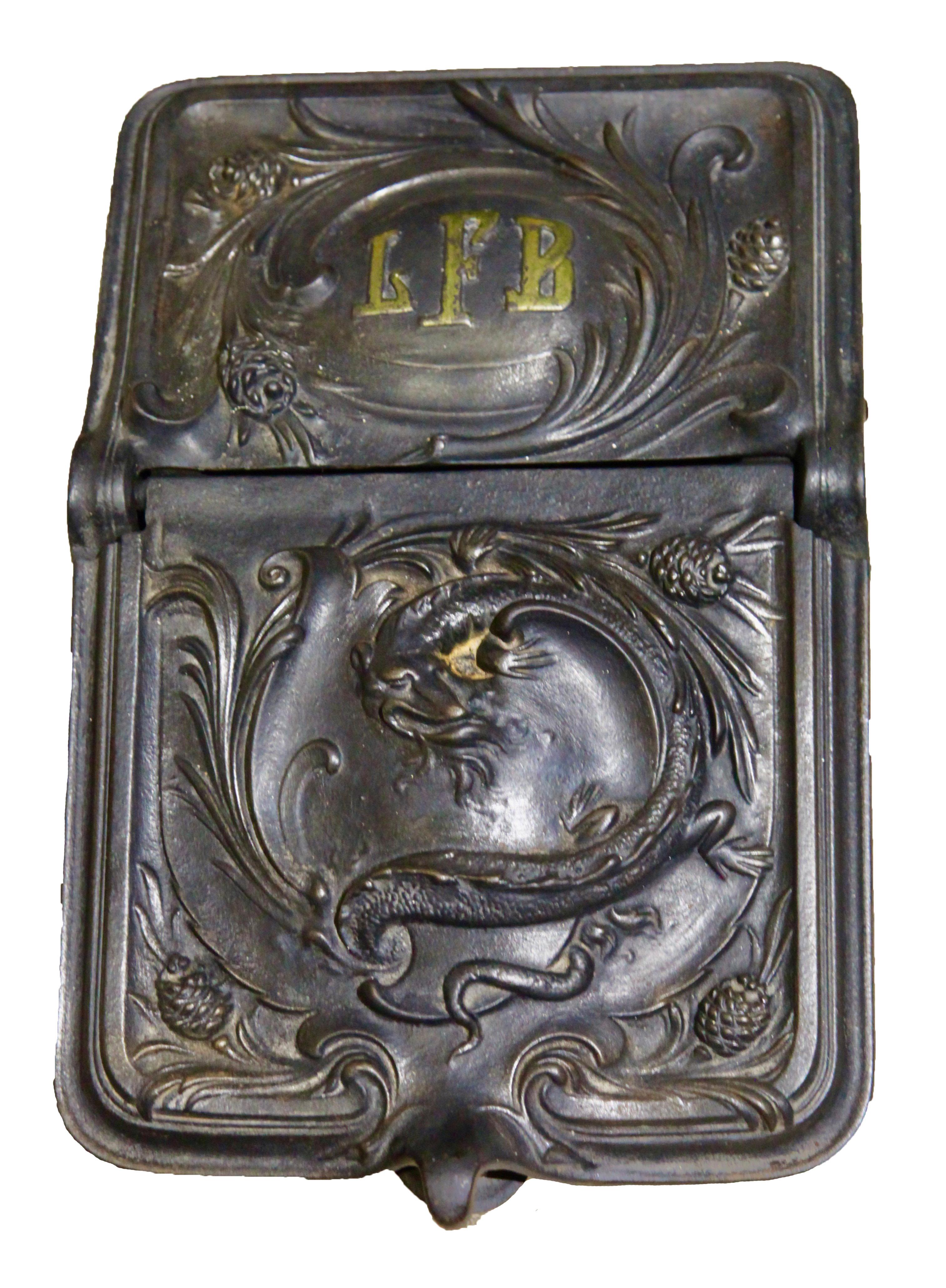 Fonderie de métaux Foubrux, Haren, Belgique, vers 1900.
Très beau sceau à charbon en fonte, très orné. L'auge à charbon repose sur quatre pieds et présente un design Décoratif très clair. L'écoutille à charbon date de la fin du XIXe siècle. Au