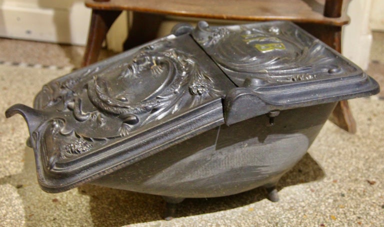 Art Nouveau Foundry Foubrux, Coal Scuttle of Cast Iron Décoratif design Haren, Belgium 1900s For Sale