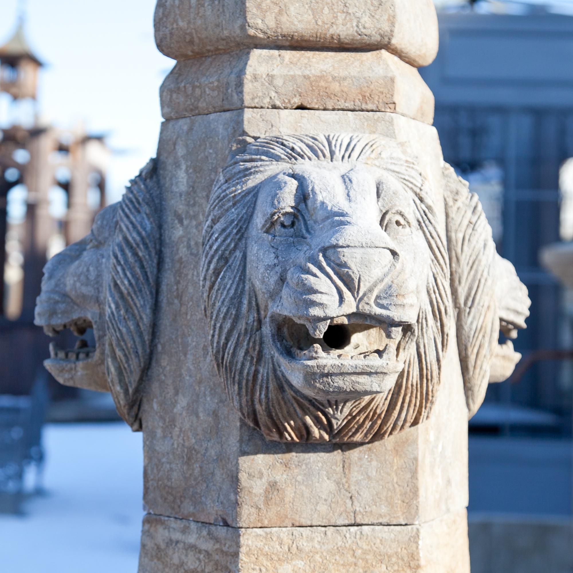 Fountain with large, octagonal fountain basin and central, hexagonal obelisk with sculpted lion heads as gargoyles. Dimensions of the well basin: H x D: 50 x 240 cm. Height of the well column: 170 cm.