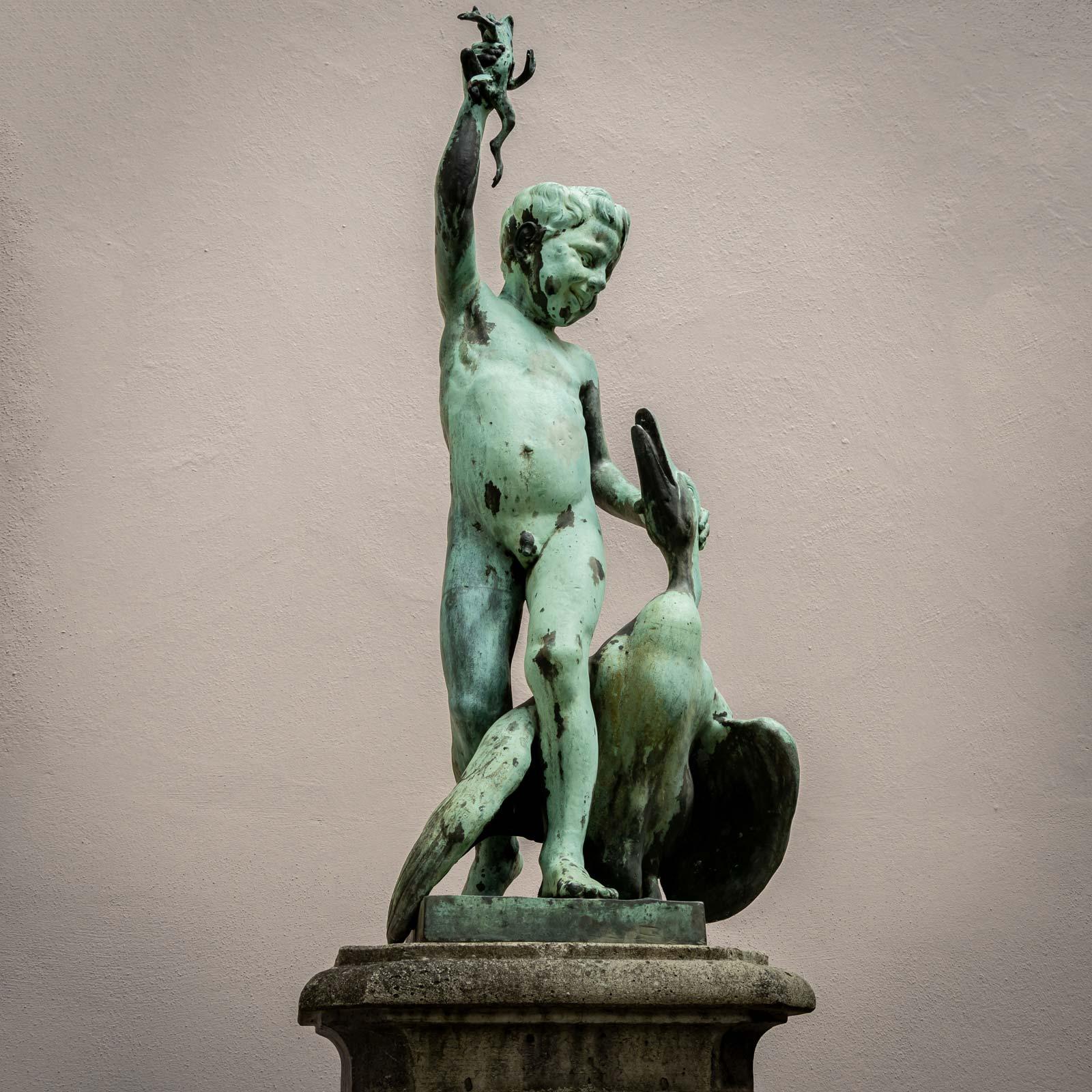 Testa di fontana di ragazzo con rana e oca, XIX secolo in vendita 6