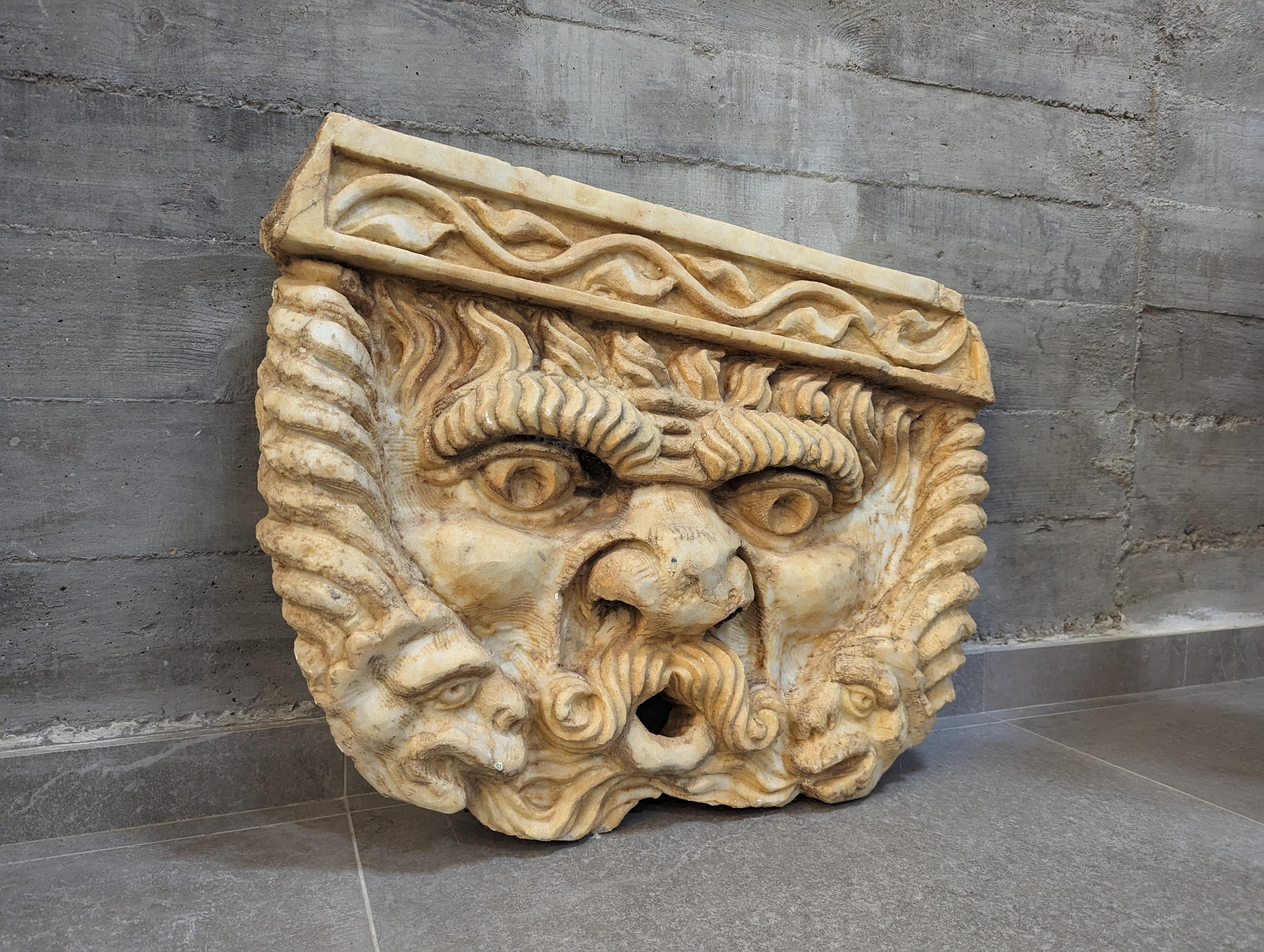 Sculpté à la main Tête de fontaine de Neptune et de dragons en vente