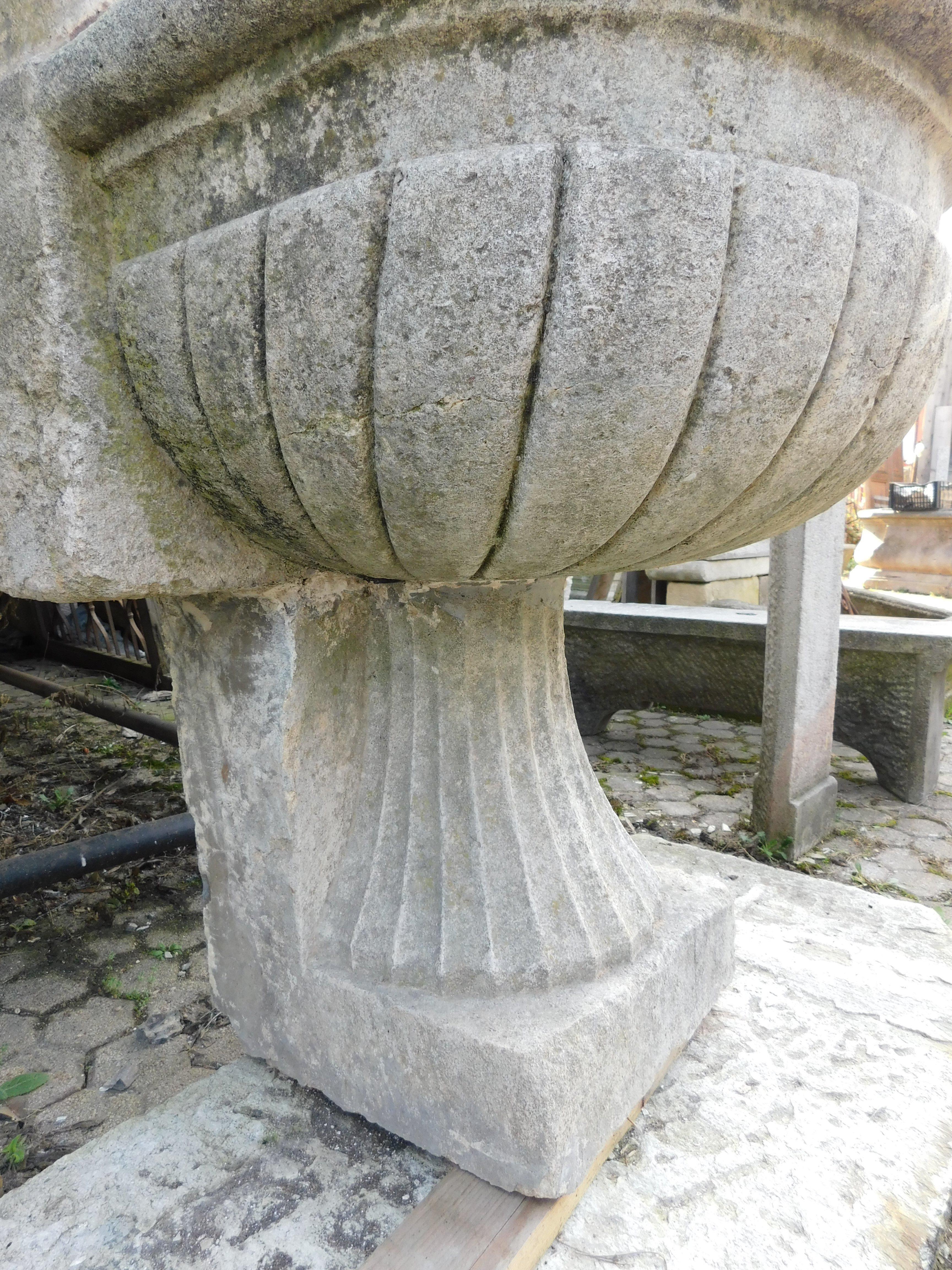 Fountain in gray stone, with spout and applied to the wall, Italy For Sale 2
