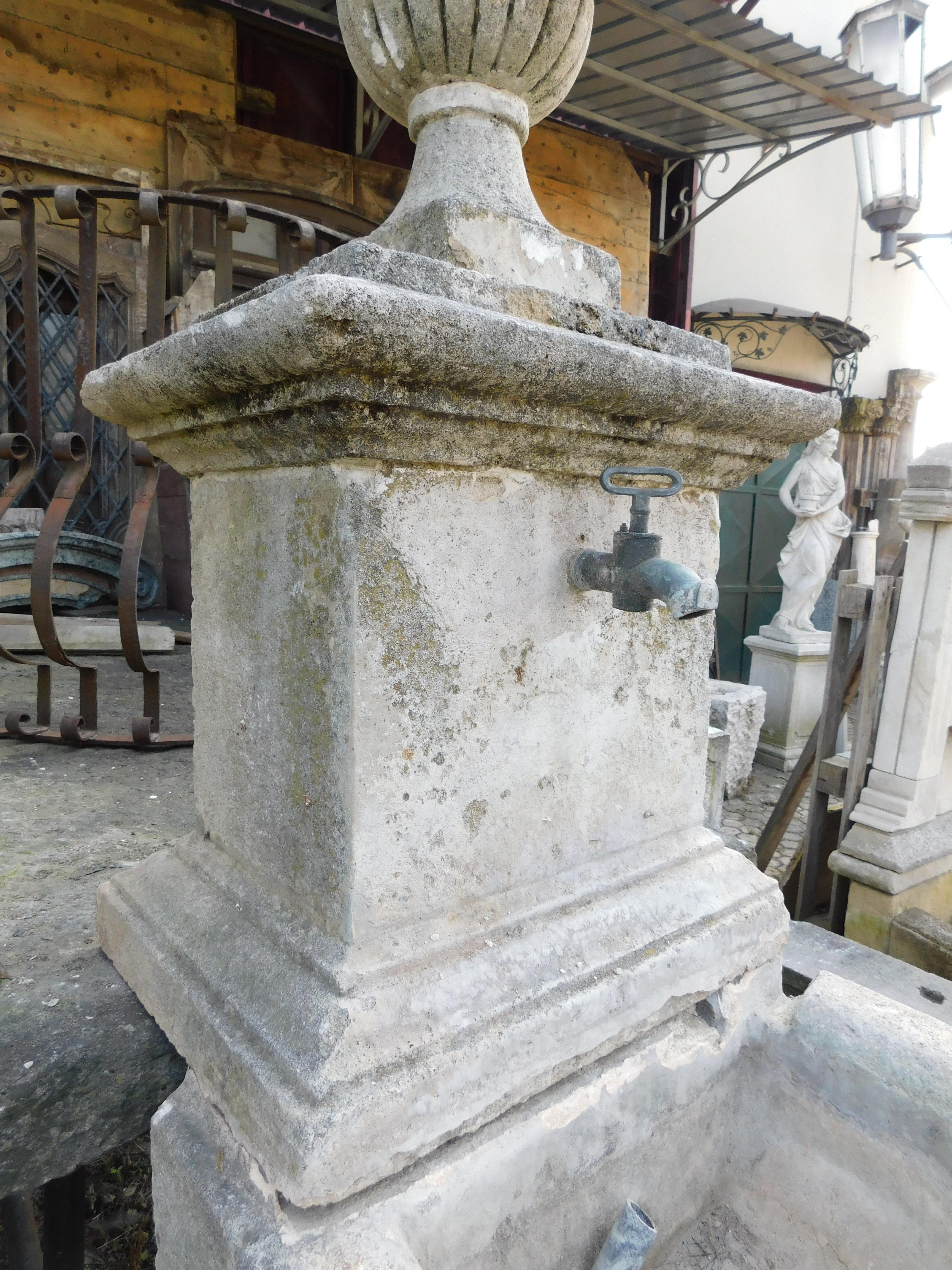 Fontaine en pierre grise, avec bec et appliquée au mur, Italie en vente 4