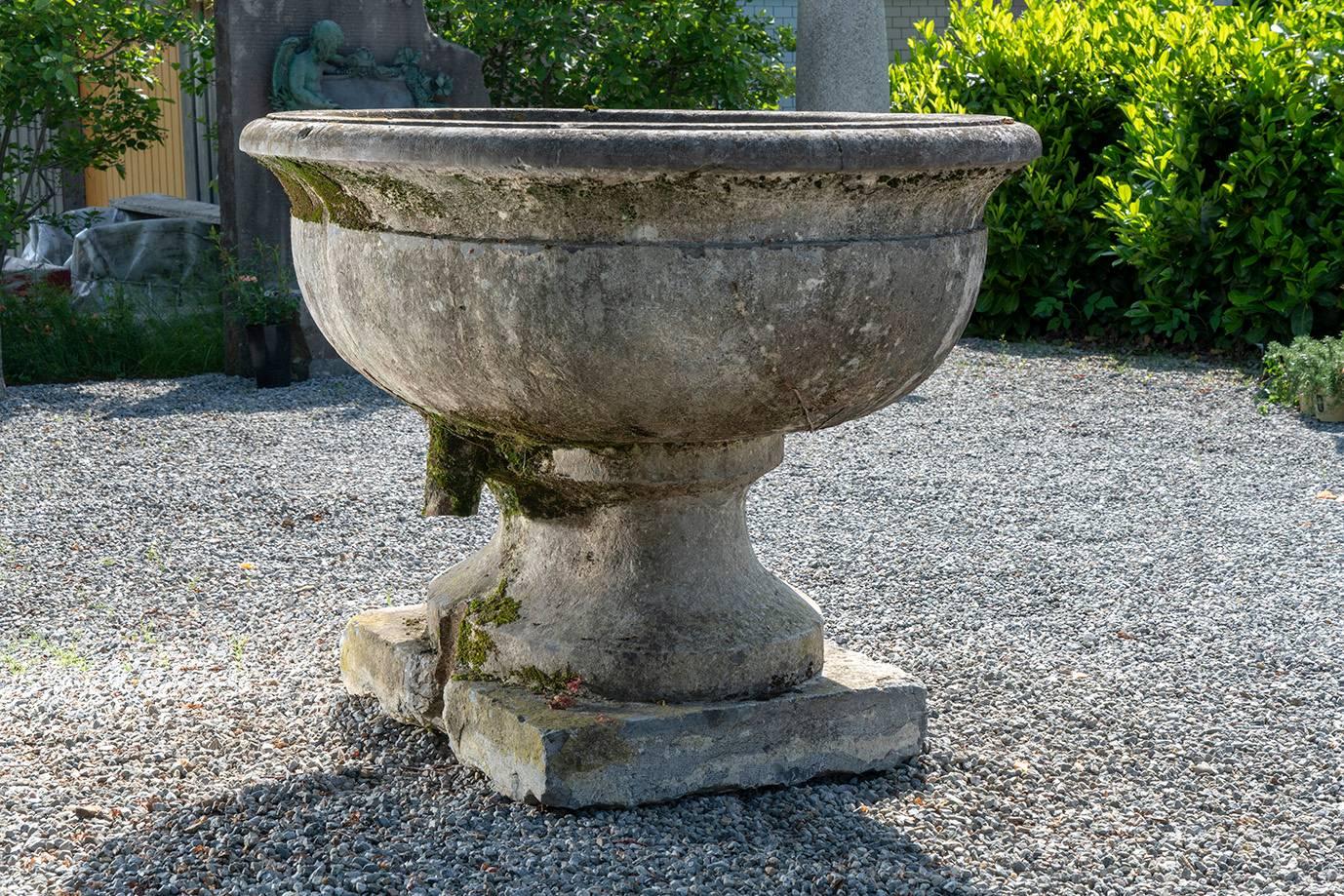Rare antique fountain, oval shape (120/95cm, height 80cm), restored
with the original patina.