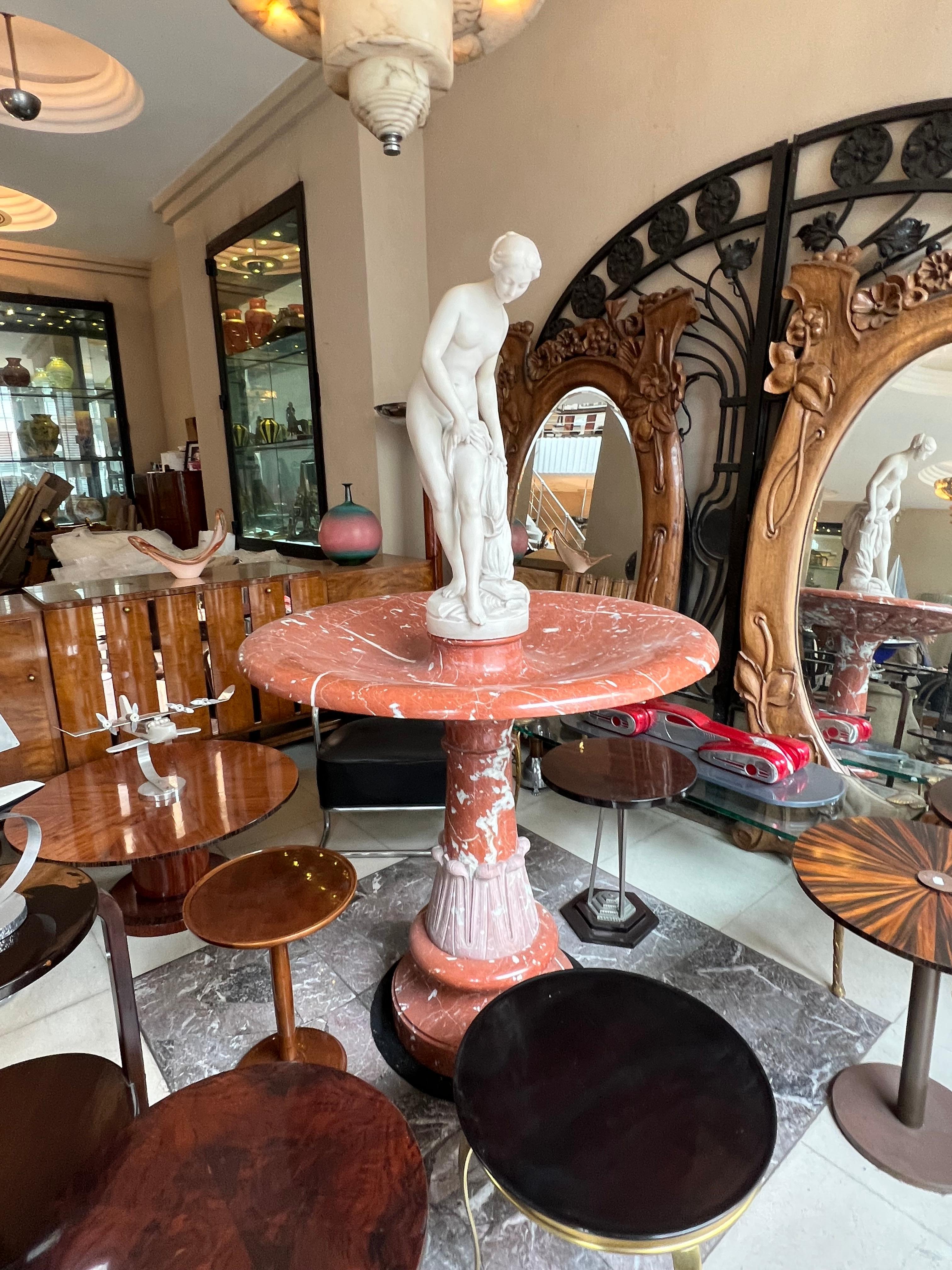 Fontana: Marmo Roso Verona
Il marmo Rosso Francia, conosciuto anche come Rouge incarnat o Languedoc, è uno storico marmo francese utilizzato fin dal XIX secolo per chiese e palazzi nobiliari. Il Rosso Francia è un materiale di alta qualità, di