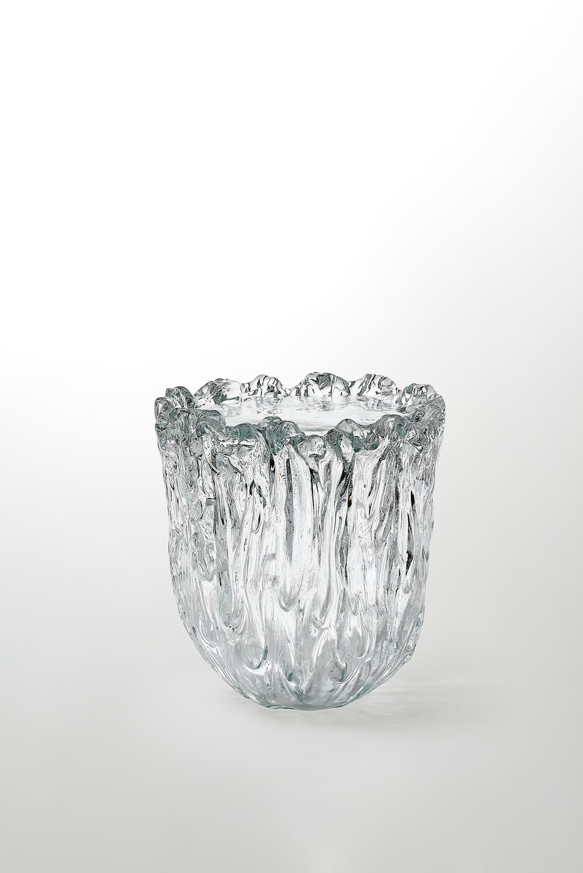 Il tavolino Fountain qui raffigurato è di dimensioni grandi. I preziosi e poetici tavolini rotondi con basi in vetro colato di Murano, modellati e cesellati a mano con tecniche di lavorazione altamente perfezionate. Anche la parte superiore è in