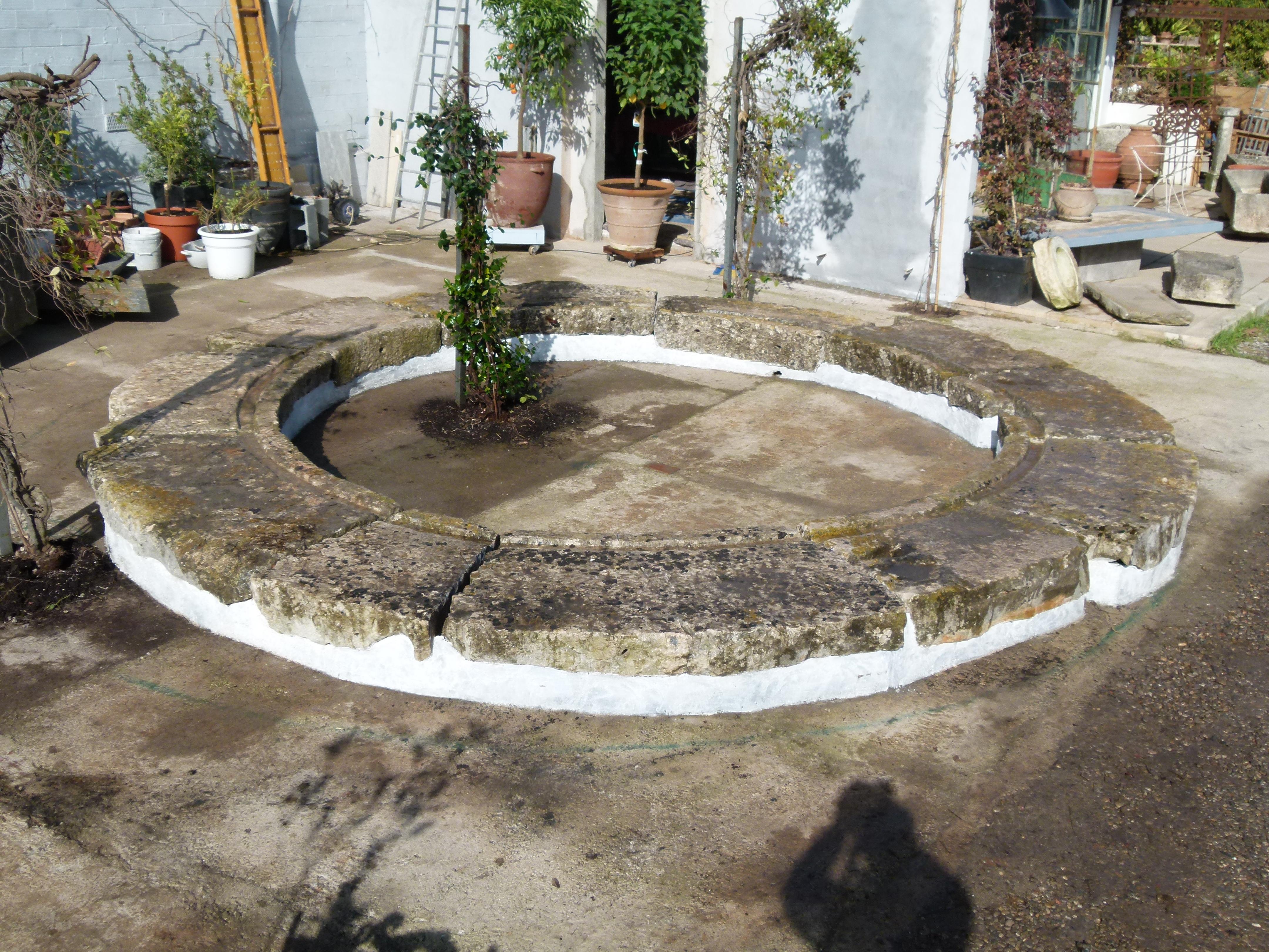 Large Original Circular Limestone Fountain  In Good Condition In Vulpellac, Girona
