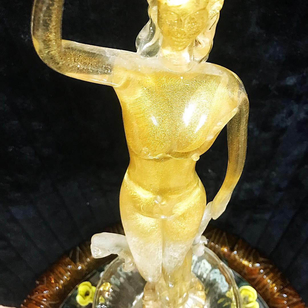 Außergewöhnliche Muranoglas-Brunnen mit großen Blättern Glas orange Murano mit Struktur. 
Das Design und die Qualität des Glases machen dieses Stück zum Besten des italienischen Designs.
Diese einzigartige Fountain mit Gold-Finish Glas murano sind