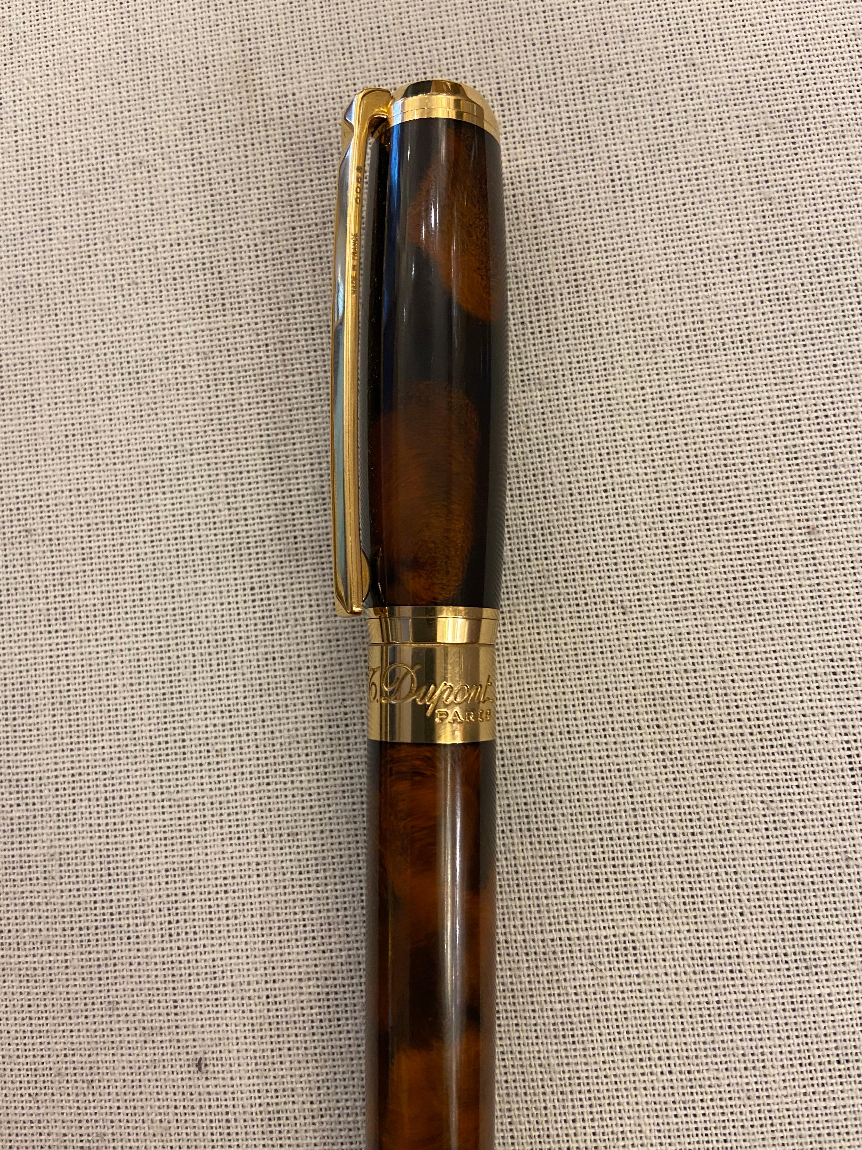 Füllfederhalter M - Edition ST Dupont - Atelier 1953 - Linie D  
Brauner chinesischer Lack und 14K Gelbgold 
14::5 x 1::5 cm  
490 Euro