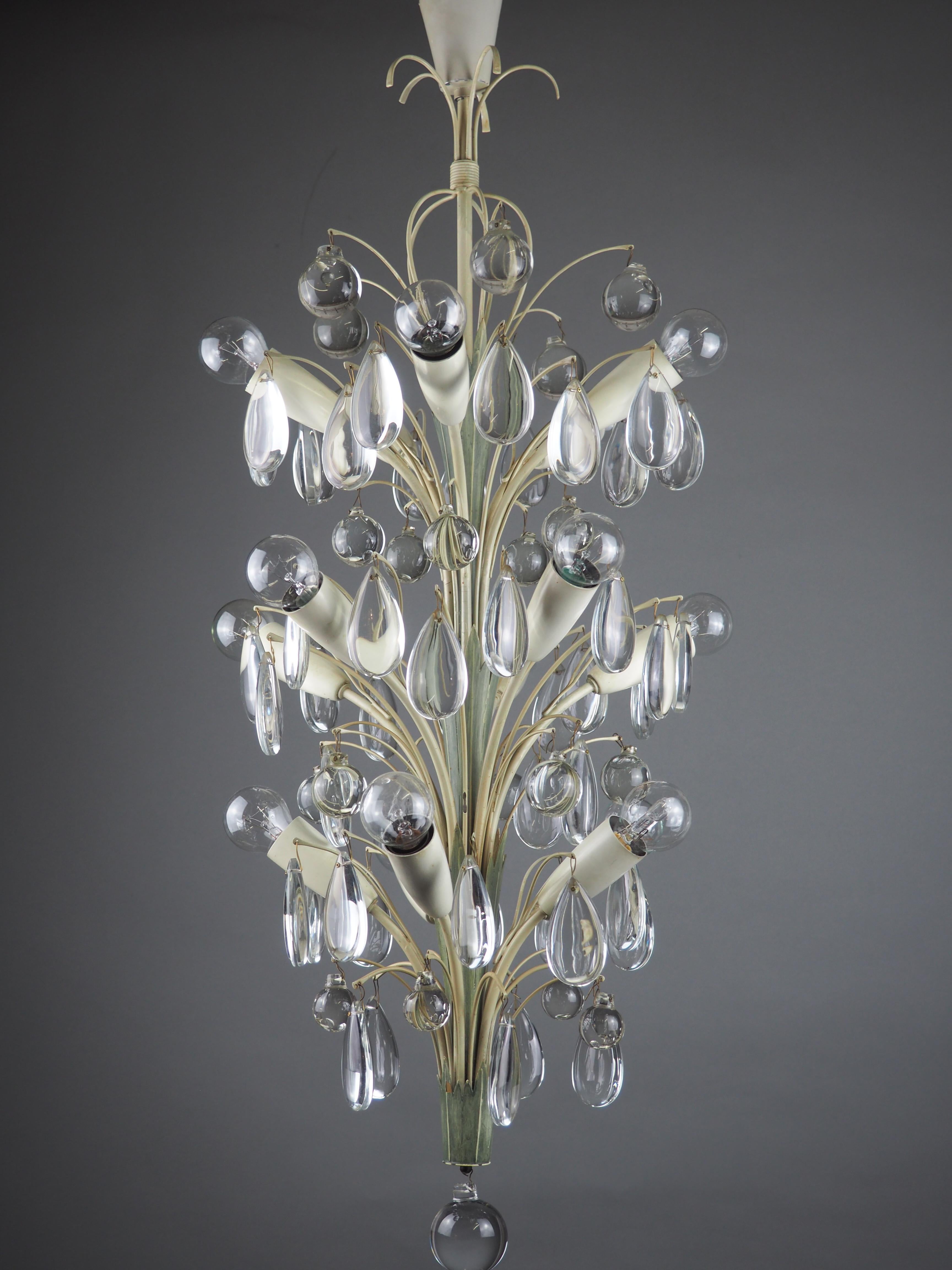 A wonderful crystal and patinated metal chandelier by Vereinigten Werkstätten München, Germany, circa 1950s.

Socket: 15 x e14 for standard screw bulbs.

The dimensions are: H 35.43 x W 13.77

The condition is excellent.



 