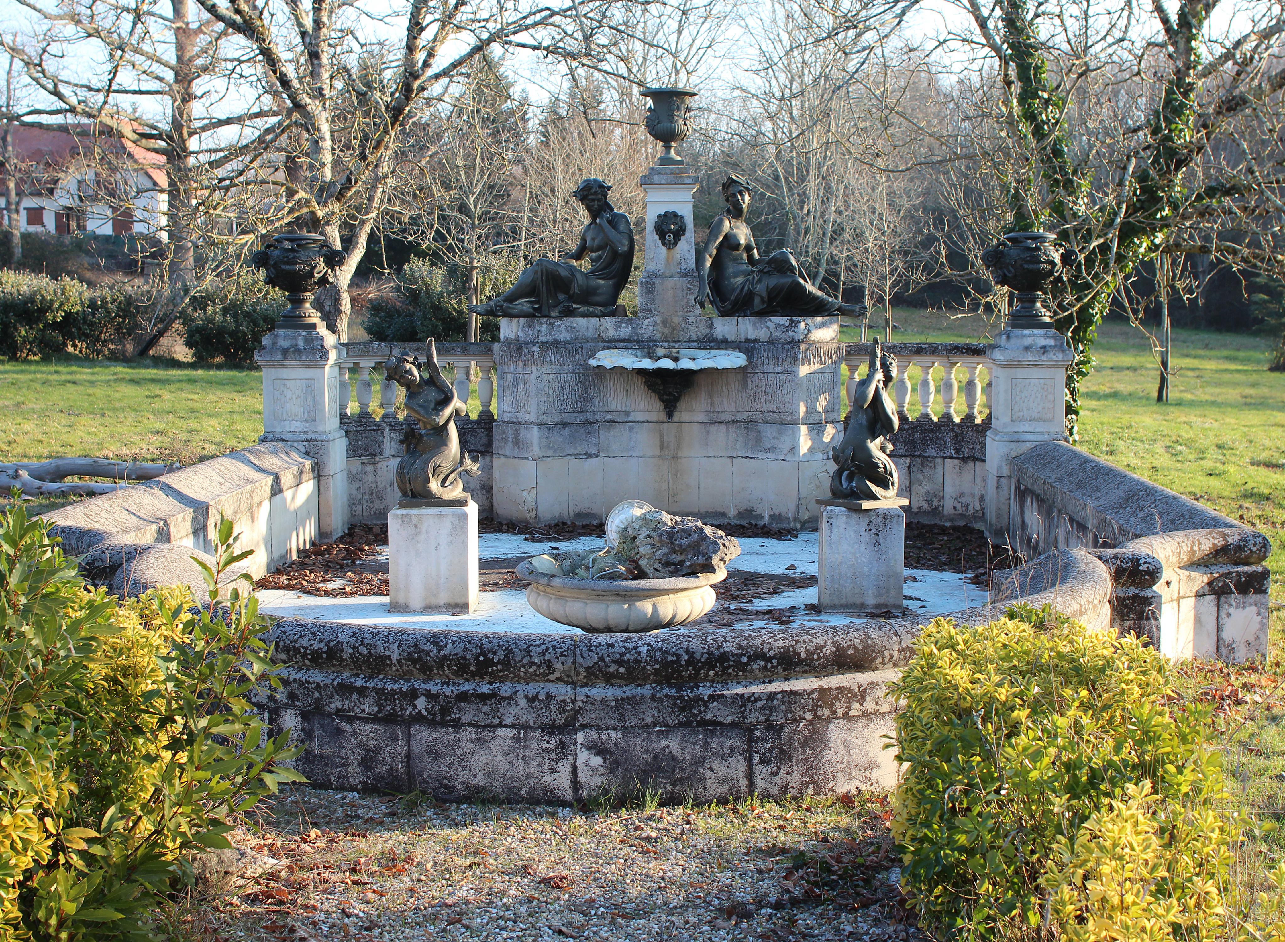 The cast iron statues of this exceptional fountain bear the signature of the famous Val d'Osne foundry. The fountain was created around 1870-1880 to decorate the park of the Chateau du Pian of Bouliac, near Bordeaux.
The group of the two back to