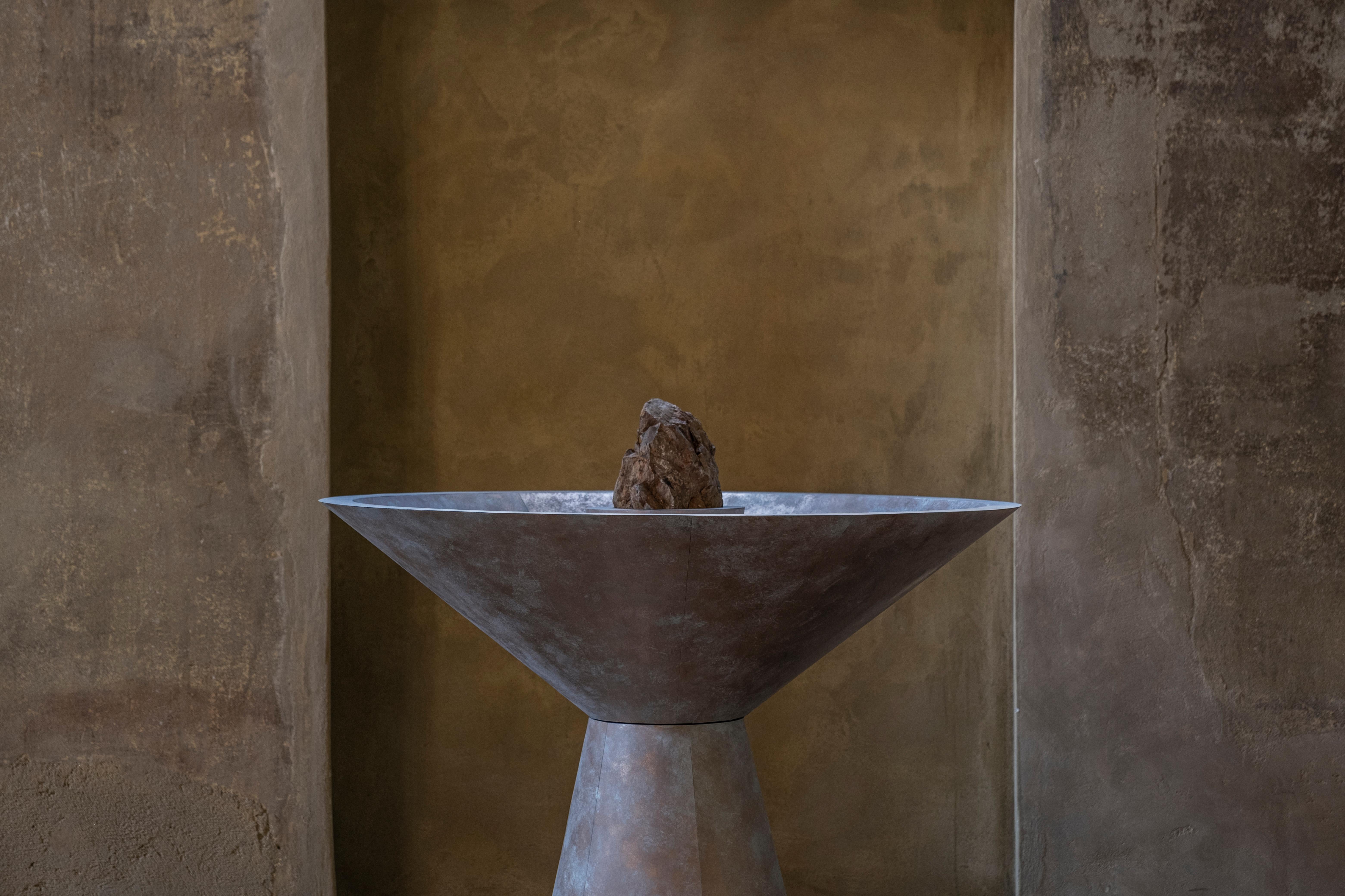 Moderno Fontana in bronzo patinato con legno colorato simile alla pietra di Pierre De Valck in vendita