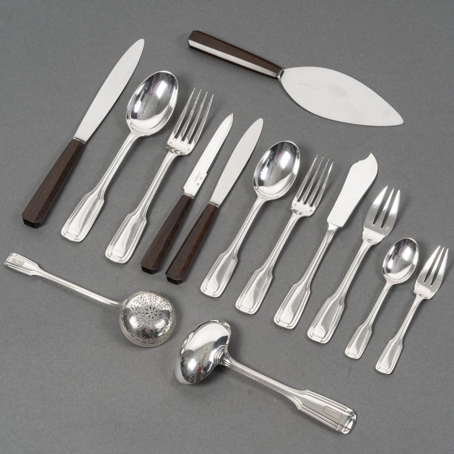FOUQUET LAPAR - 147-piece Art Deco solid silver cutlery set circa 1930

MINERVE hallmark –

Net weight of cutlery: 6.79 kg

Weight of fruit knives with silver blades: 432 grams.

• Contents:

• 24 table forks

• 12 table spoons

• 12