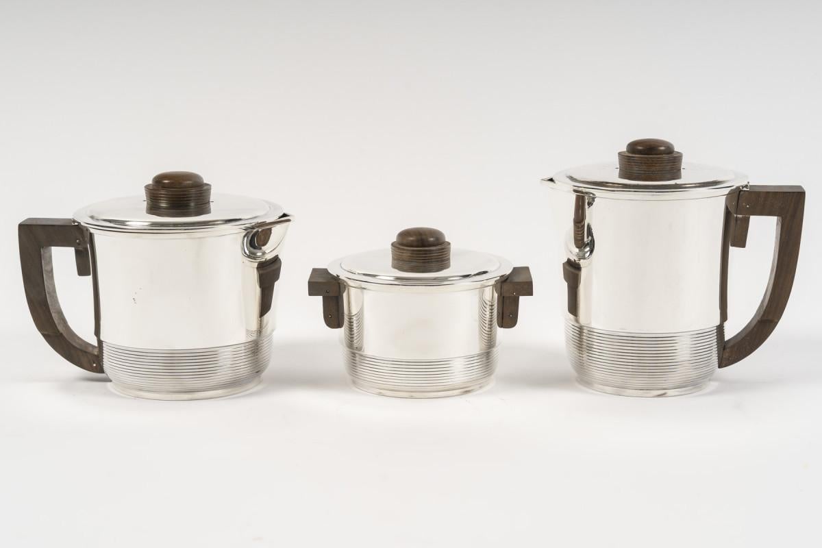 Set in argento 925, composto da una teiera, una caffettiera e una zuccheriera coperta con interno in vermeil, di forma cilindrica con decorazioni filettate, coperchio a cerniera per teiera e caffettiera. I manici e le impugnature sono in