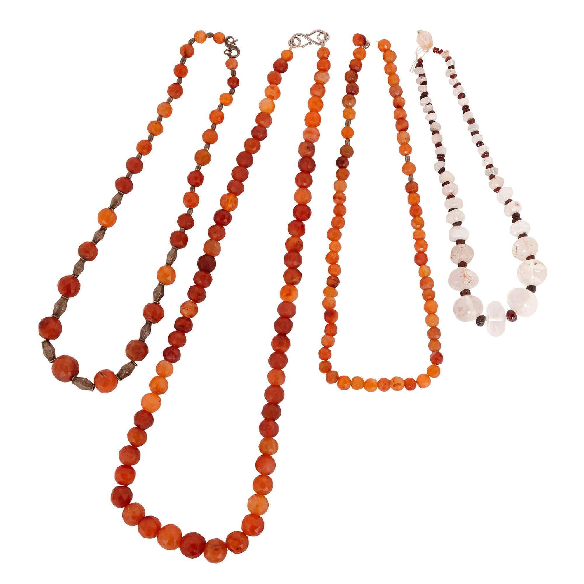 Vier islamische Halbedelstein-Perlenketten aus dem 12. Jahrhundert im Angebot