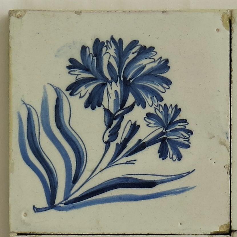 Néerlandais QUATRE carreaux de faïence murale bleus et blancs de Delft du 17e siècle sur cadre, ensemble 2, Pays-Bas en vente