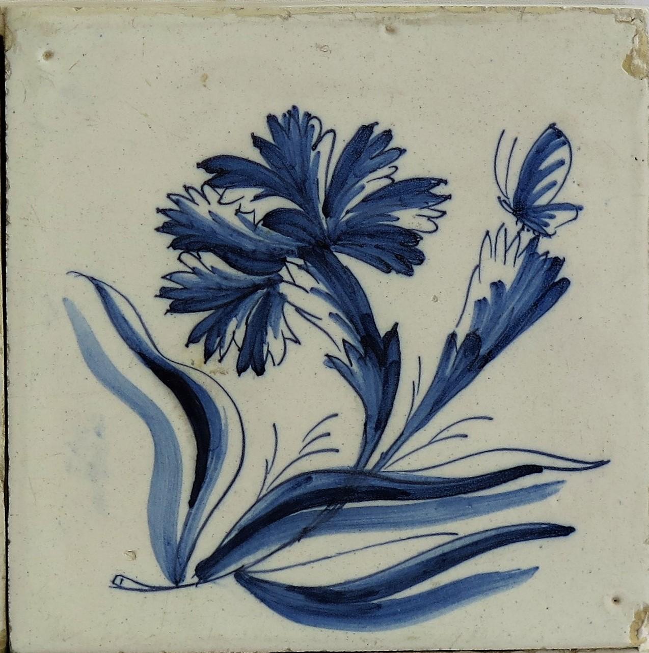 17ème siècle QUATRE carreaux de faïence murale bleus et blancs de Delft du 17e siècle sur cadre, ensemble 2, Pays-Bas en vente