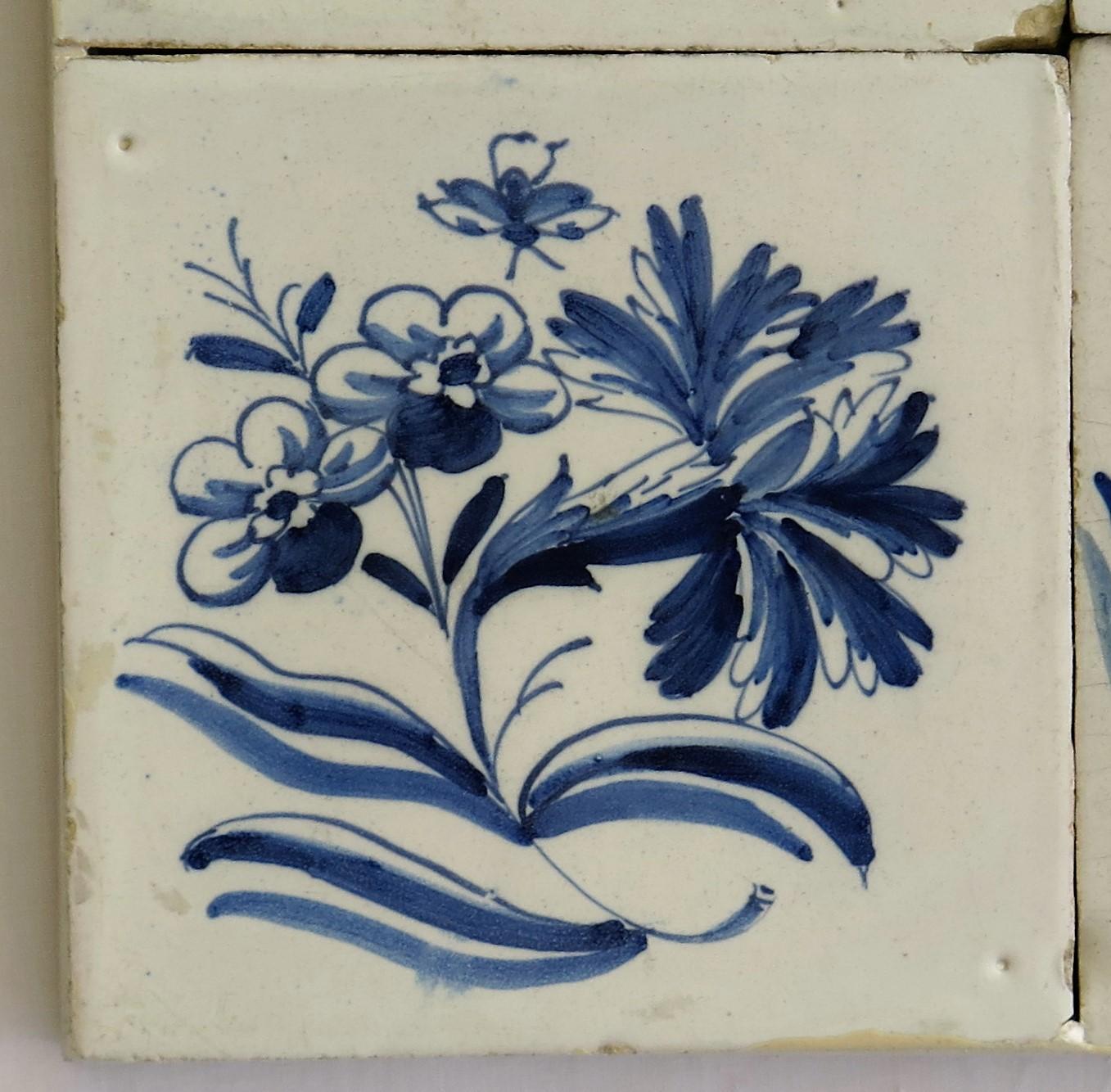 Poterie QUATRE carreaux de faïence murale bleus et blancs de Delft du 17e siècle sur cadre, ensemble 2, Pays-Bas en vente