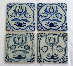 Vier Delfter Keramik-Wandfliesen aus dem 17. Jahrhundert mit blau-weißem Tulpenmuster:: niederländisch