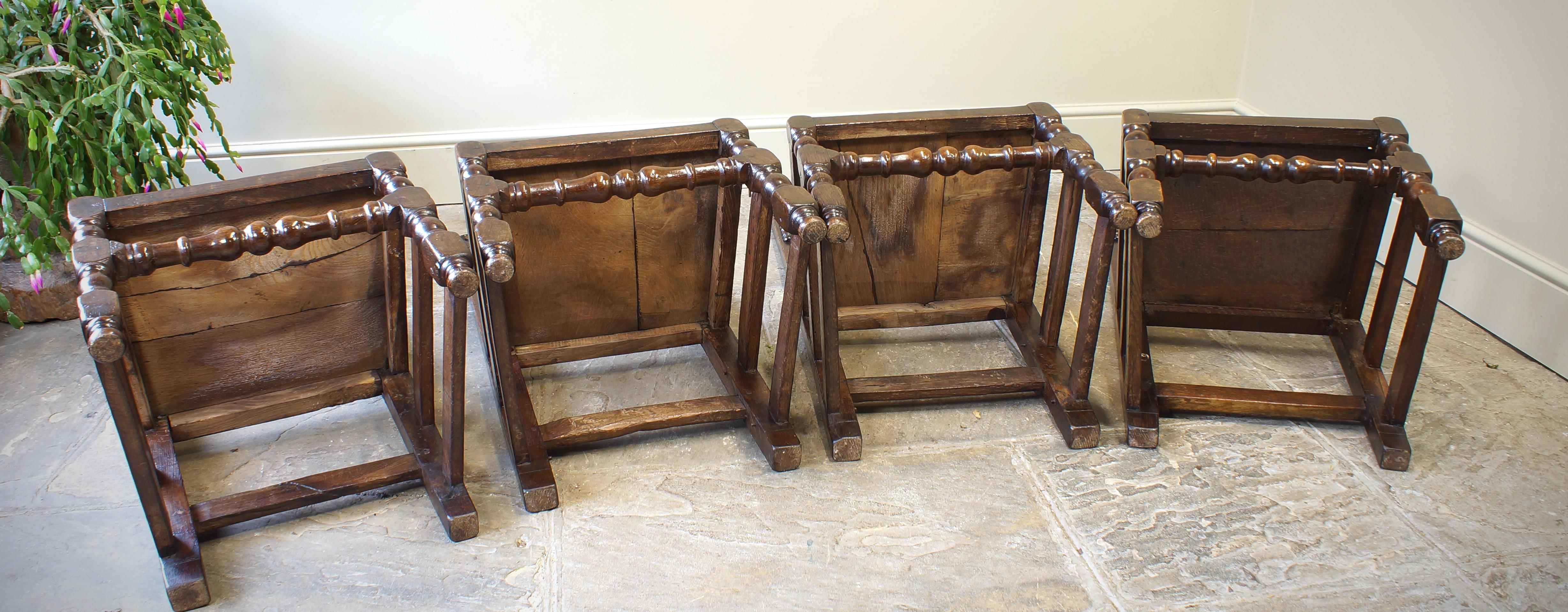 Quatre chaises et poufs Yorkshire du 17e siècle. Bon état - En vente à Skipton, GB
