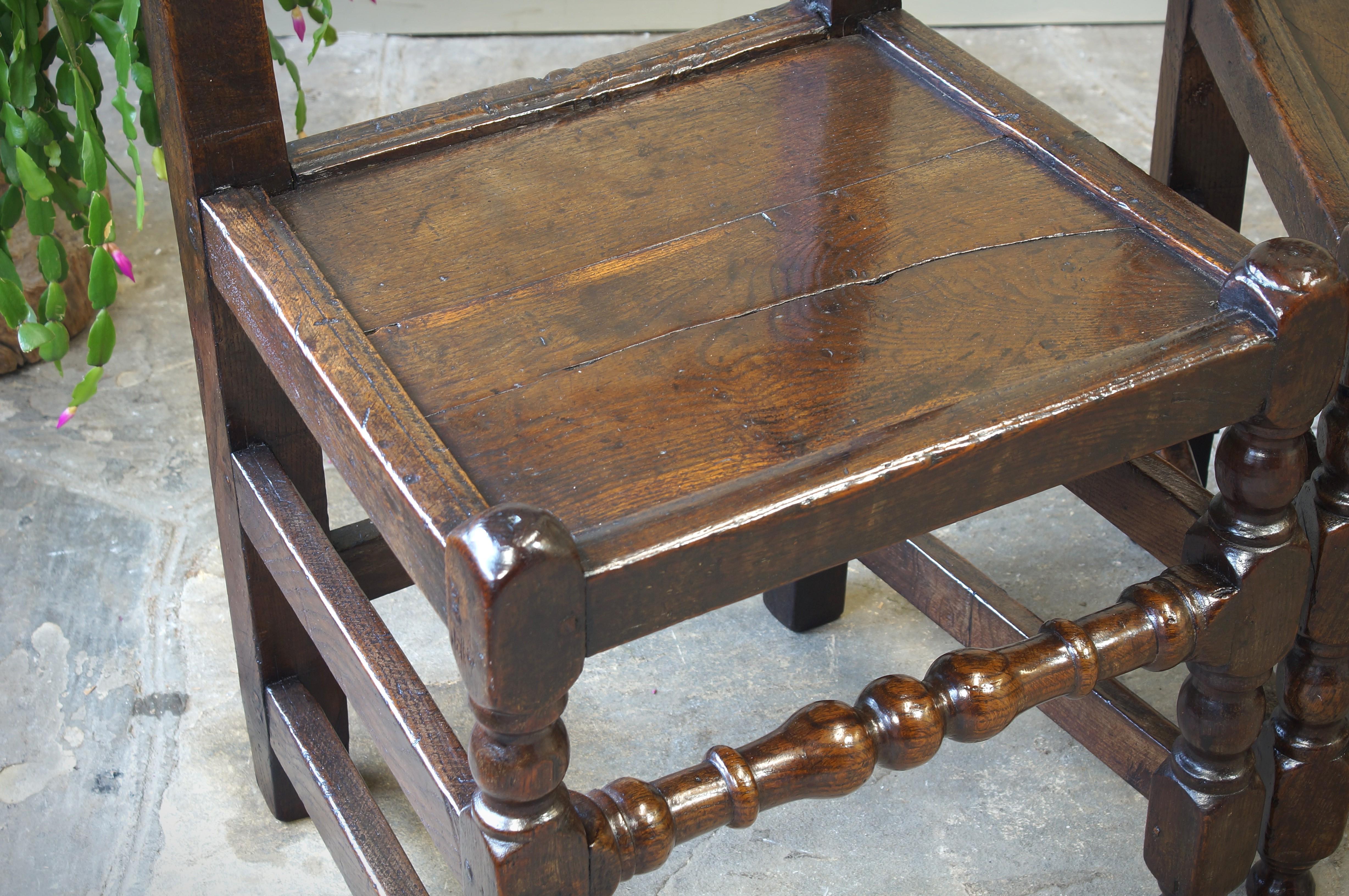 Chêne Quatre chaises et poufs Yorkshire du 17e siècle. en vente