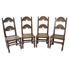 Quatre chaises et poufs Yorkshire du 17e siècle.