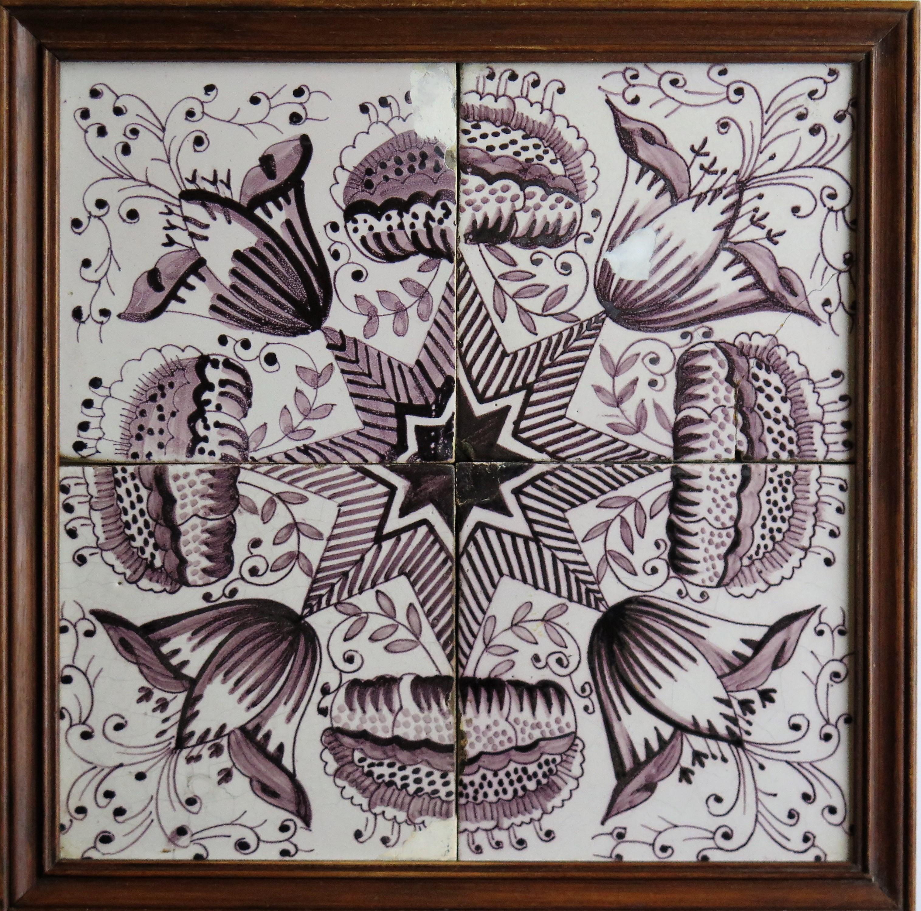 Cuatro azulejos de cerámica de Delft enmarcados del siglo XVIII Rosa de Frisia Manganeso, hacia 1760 Glaseado en venta
