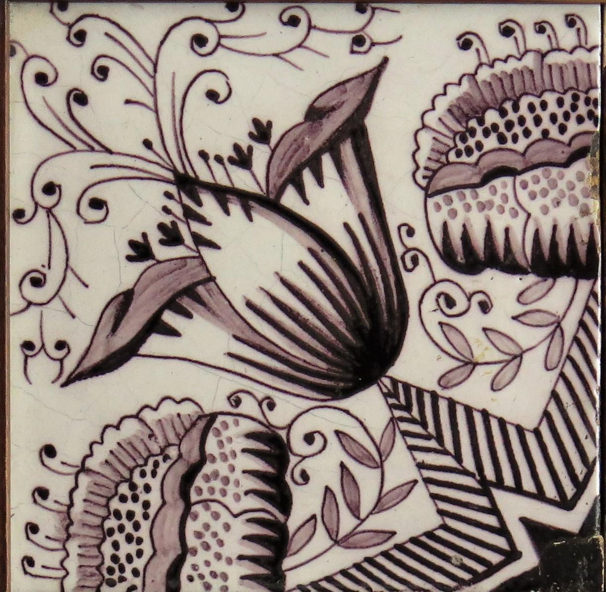Gerahmte Keramik- Delfter Kacheln aus dem 18. Jahrhundert, Frisische Rose Manganese, um 1760 (Niederländisch) im Angebot