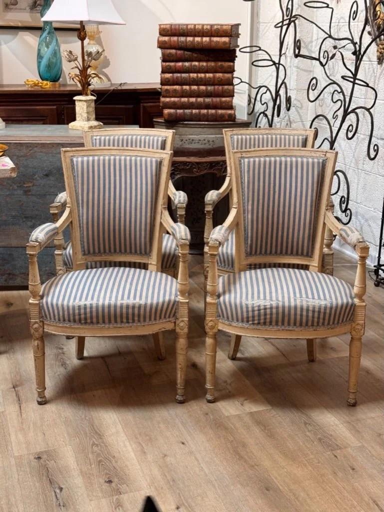 Ensemble de deux ou quatre fauteuils de style Louis XVI - Directoire Fauteuils peints d'époque. Vendu par paire ou par lot de quatre.  Il est recouvert d'une tapisserie d'origine. 34,25