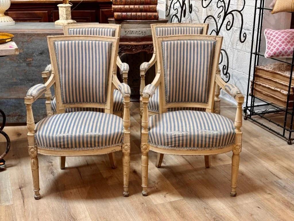 Quatre fauteuils de style Louis XVI - Directoire du XVIIIe siècle en vente 3