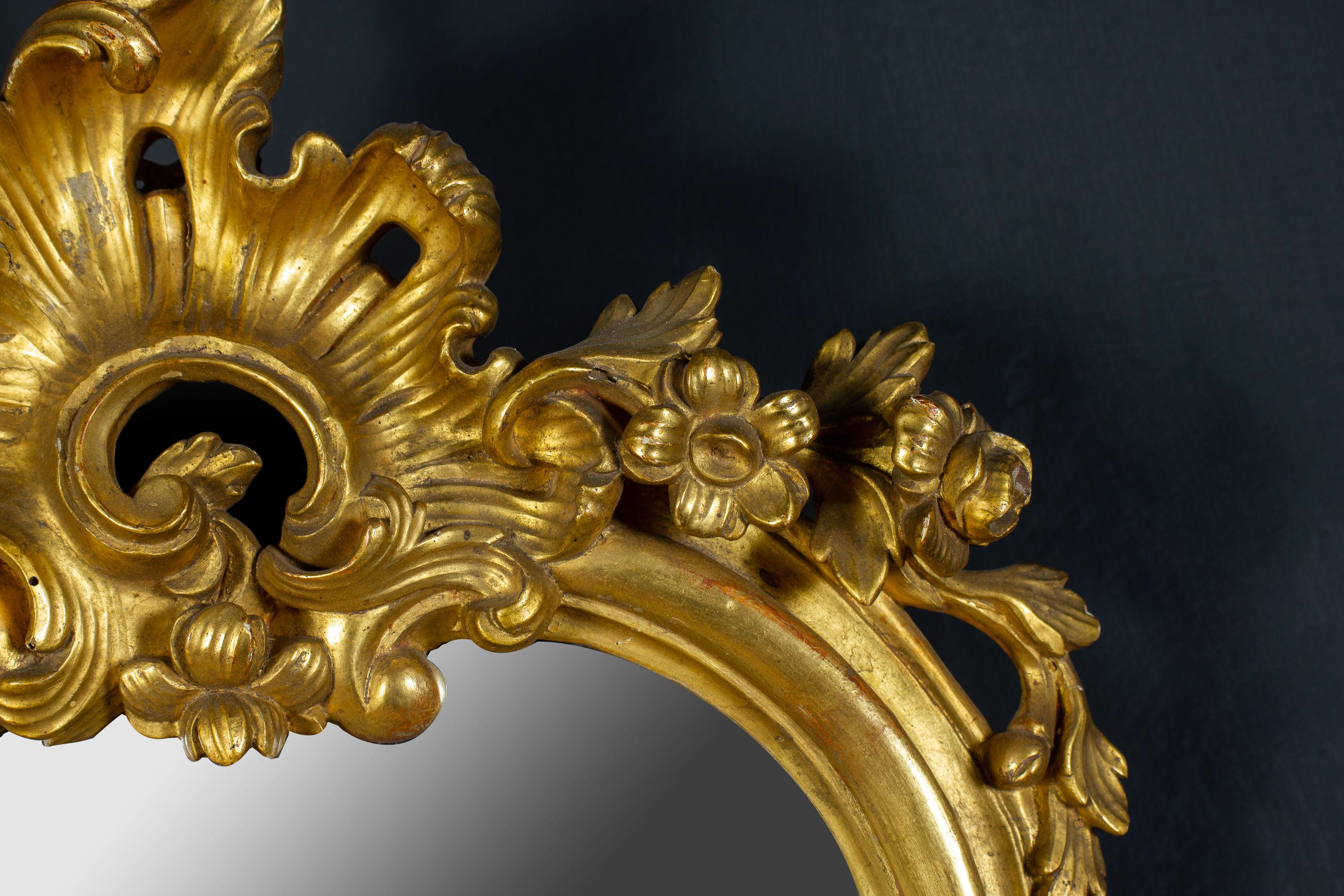 Vier italienische Spiegel oder Wandleuchten aus vergoldetem Holz aus dem 18. Jahrhundert Roma, 1750 im Zustand „Gut“ im Angebot in Rome, IT