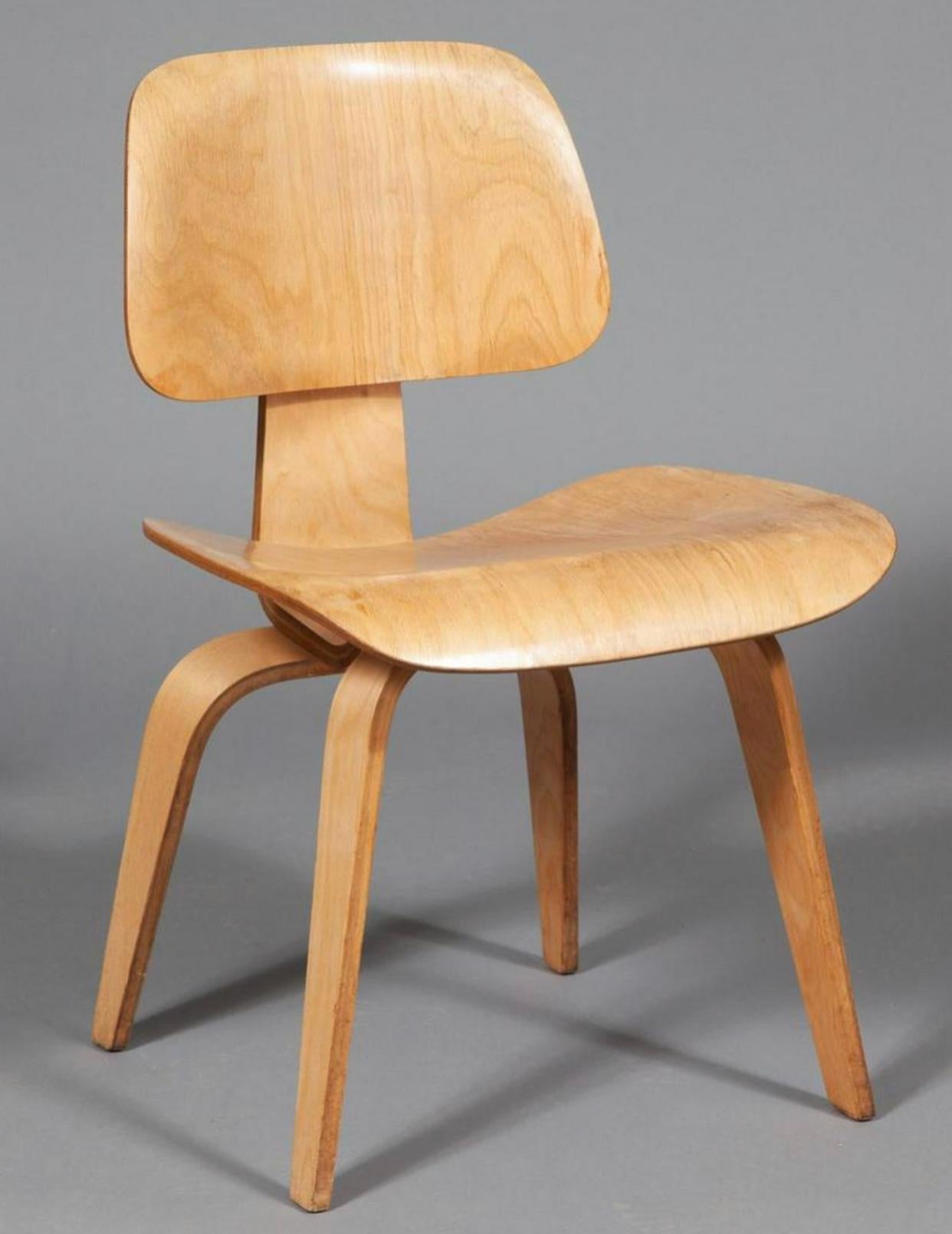 Seltener Satz von vier DCW-Esszimmerstühlen, entworfen von Charles und Ray Eames und hergestellt von Evans Products. Diese wurden in den 1940er Jahren hergestellt, bevor Herman Miller die Produktion übernahm. Komponenten aus formgepresstem,