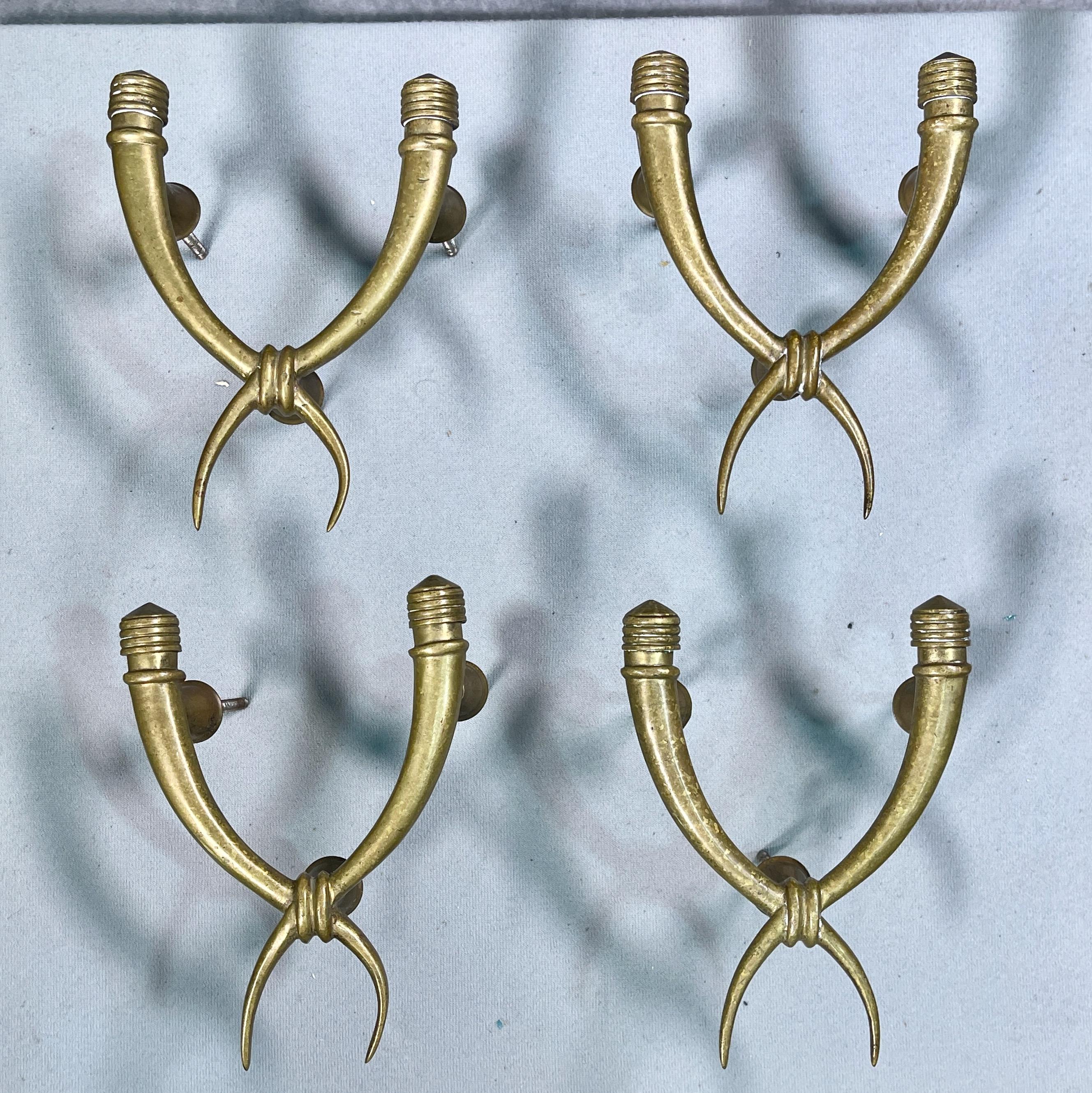 Ensemble de quatre poignées de porte en bronze moulé en forme de cornes d'abondance stylisées, semblables aux candélabres conçus par Gio Ponti pour Christofle vers 1928.
