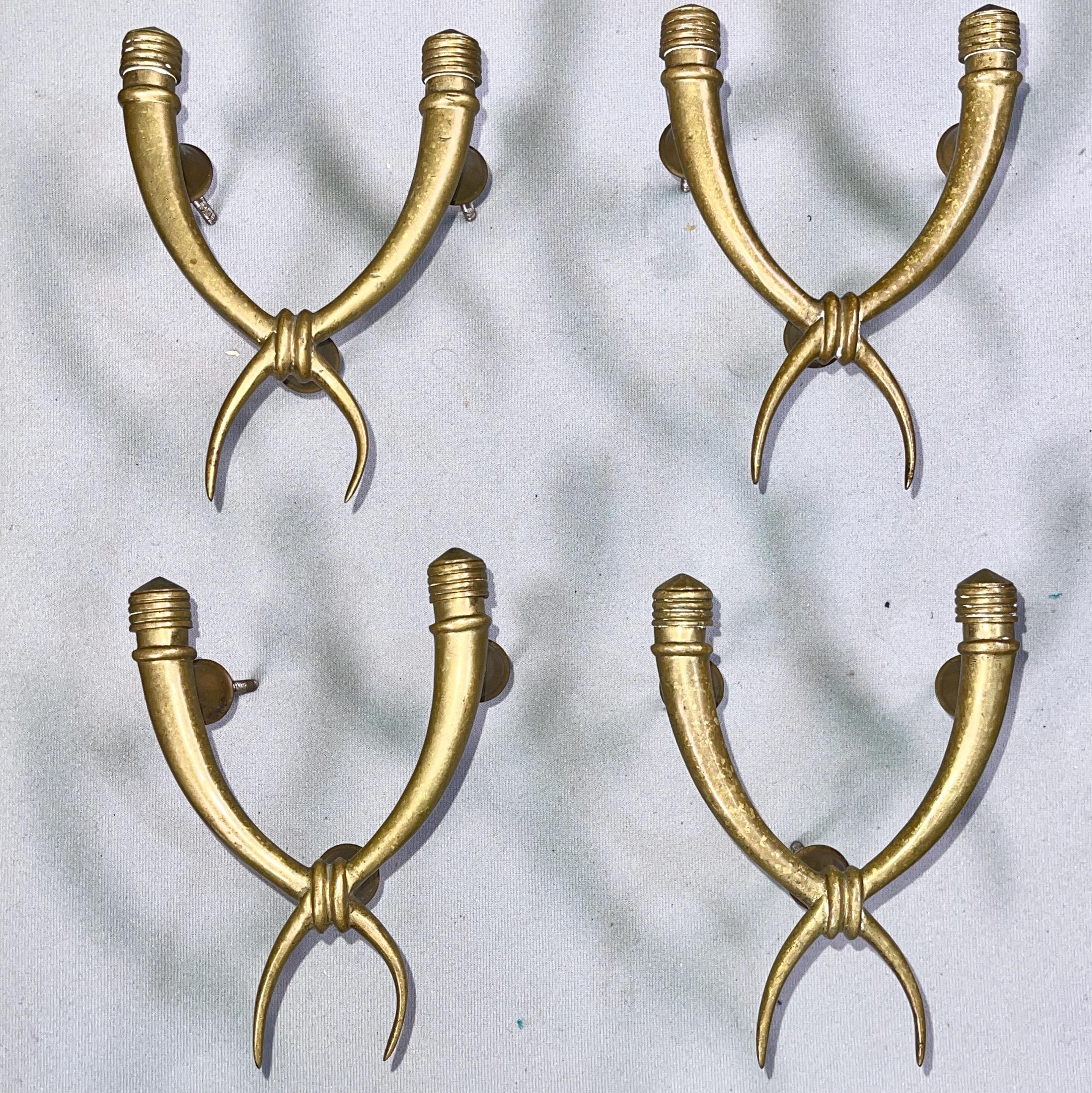 Mid-Century Modern Quatre poignées de porte en bronze italien des années 1940 avec cornes d'abondance en vente