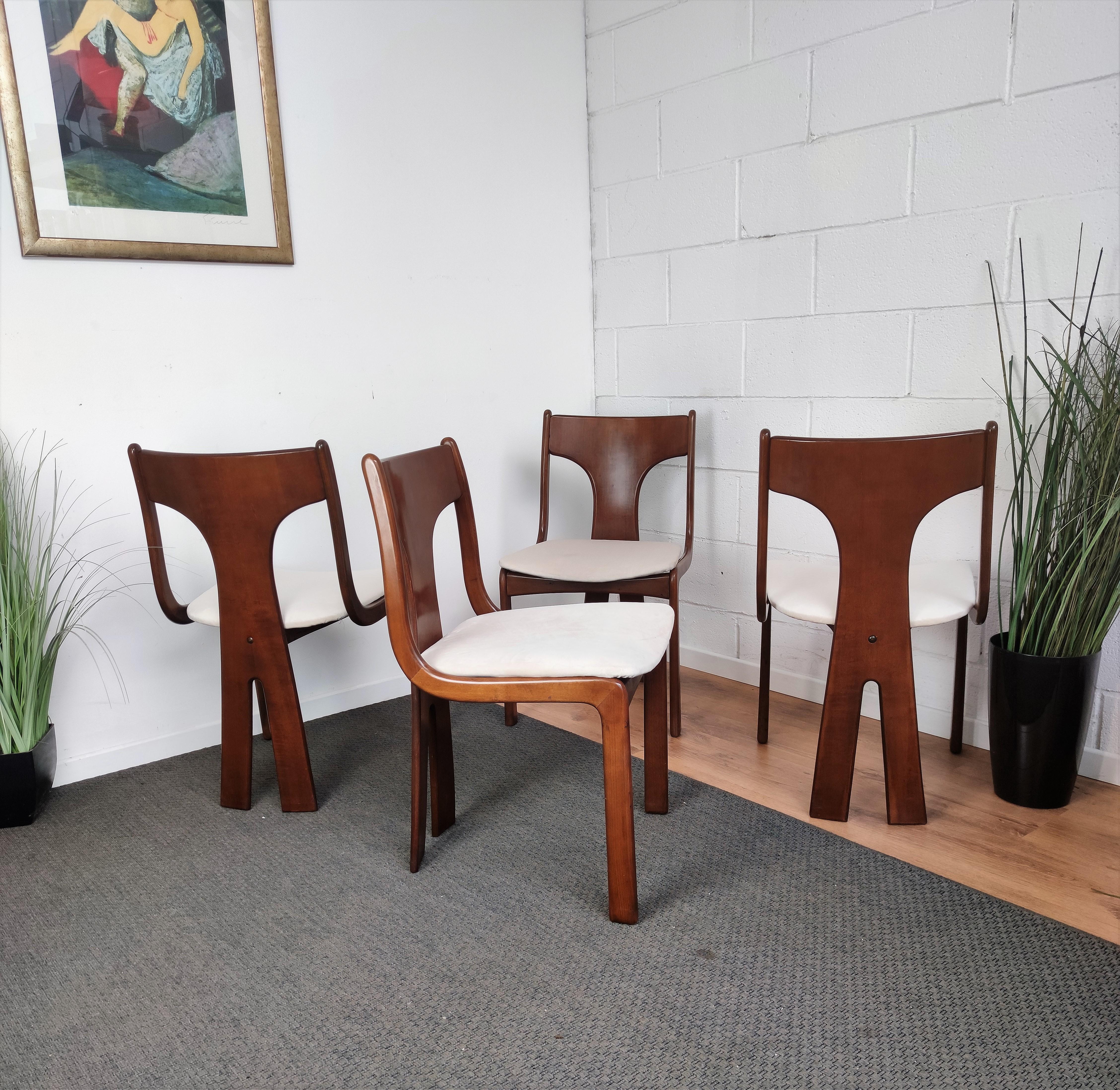 Set of 4 dining room chairs in the typical style of main Italian Mid-Century Modern designers such as Gio Ponti, Melchiorre Bega, Paolo Buffa and Ico and Luisa Parisi with newly upholsterd seat in gray white velvet.
The distinguishing features of
