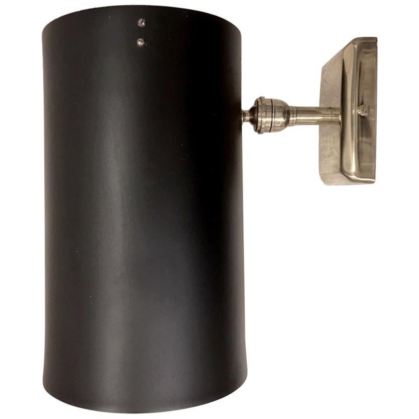 Four 1950s lighting sconces in black lacquered iron with white lacquered interior.
Perforated pivoting shades mounted on a polished brass rod.
Wall support rectangular shape in polished brass.